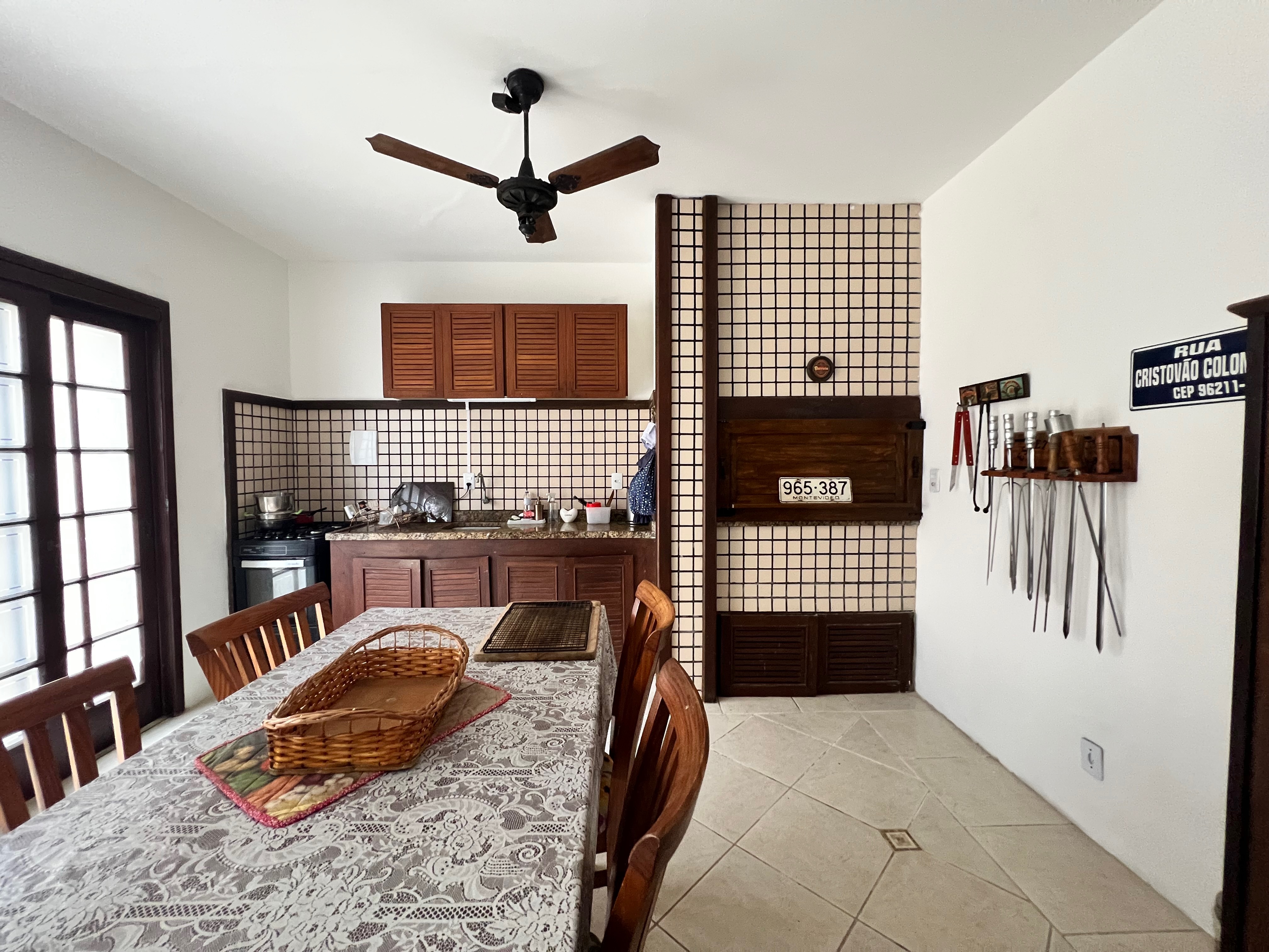 Casa à venda nas Três Vendas, Pelotas - 354 m², 3 quartos (sendo 1 suíte), acabamentos de alto padrão, espaço gourmet com churrasqueira e amplo pátio. - 34