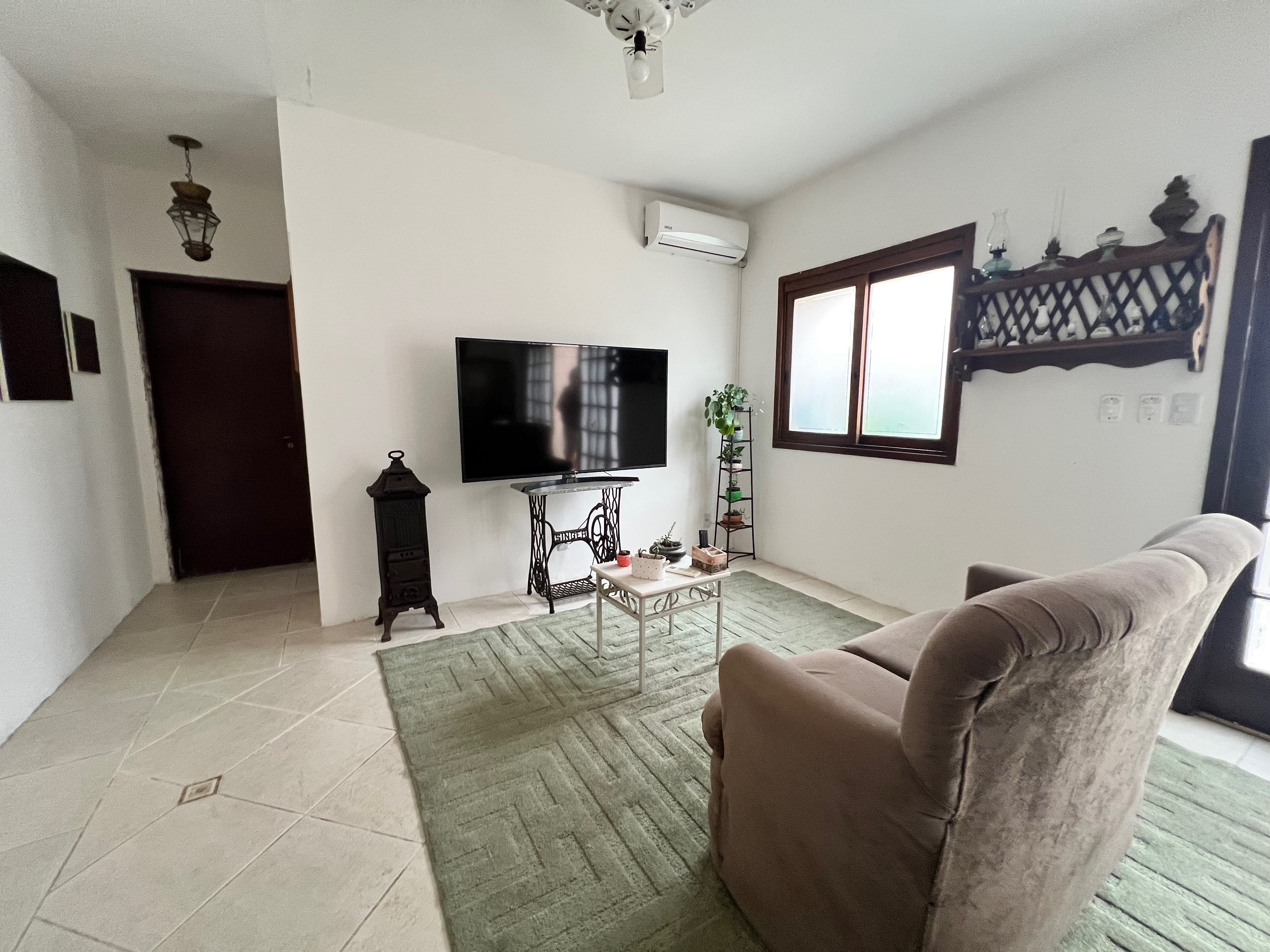 Casa à venda nas Três Vendas, Pelotas - 354 m², 3 quartos (sendo 1 suíte), acabamentos de alto padrão, espaço gourmet com churrasqueira e amplo pátio. - 35