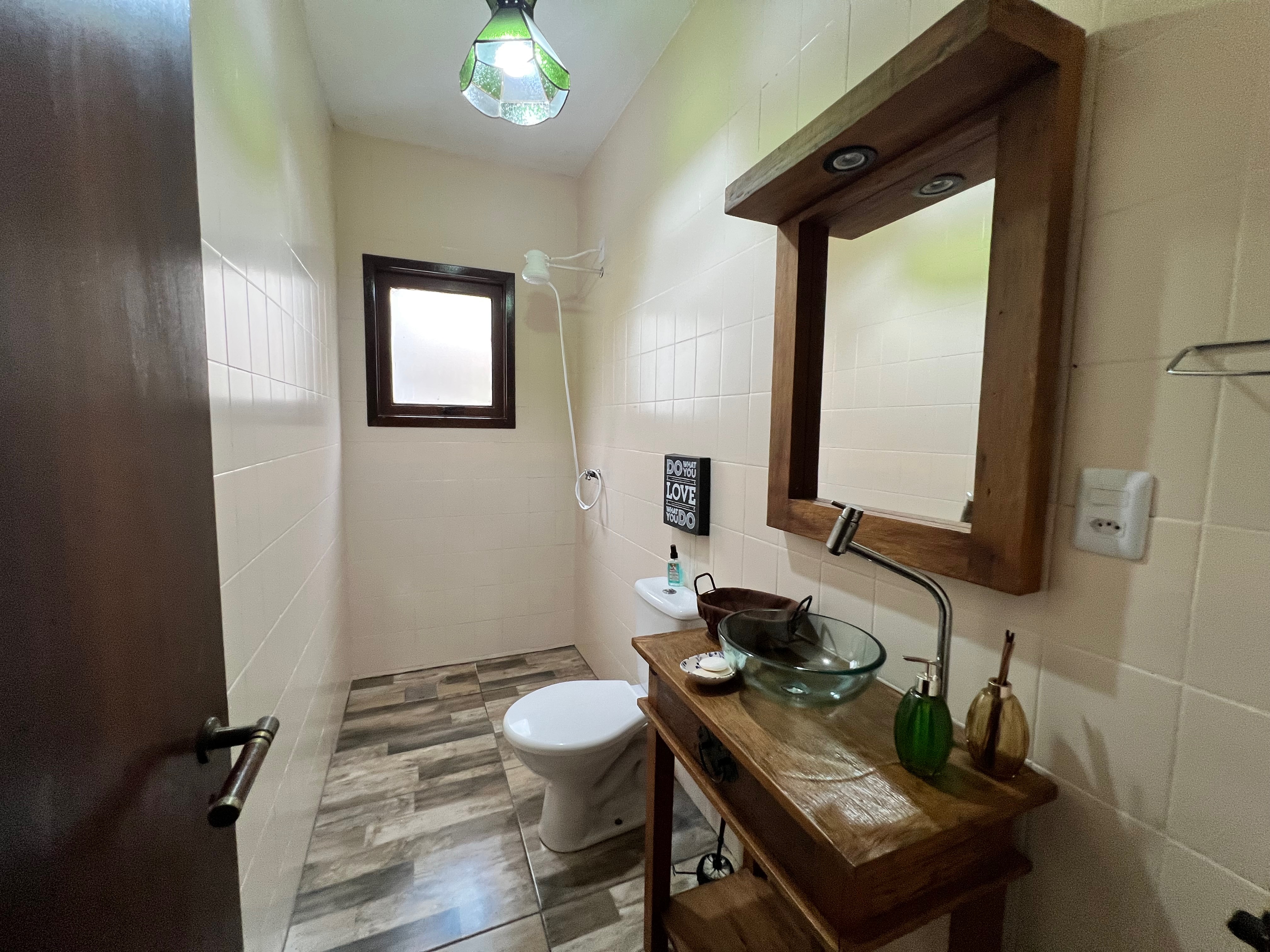 Casa à venda nas Três Vendas, Pelotas - 354 m², 3 quartos (sendo 1 suíte), acabamentos de alto padrão, espaço gourmet com churrasqueira e amplo pátio. - 36