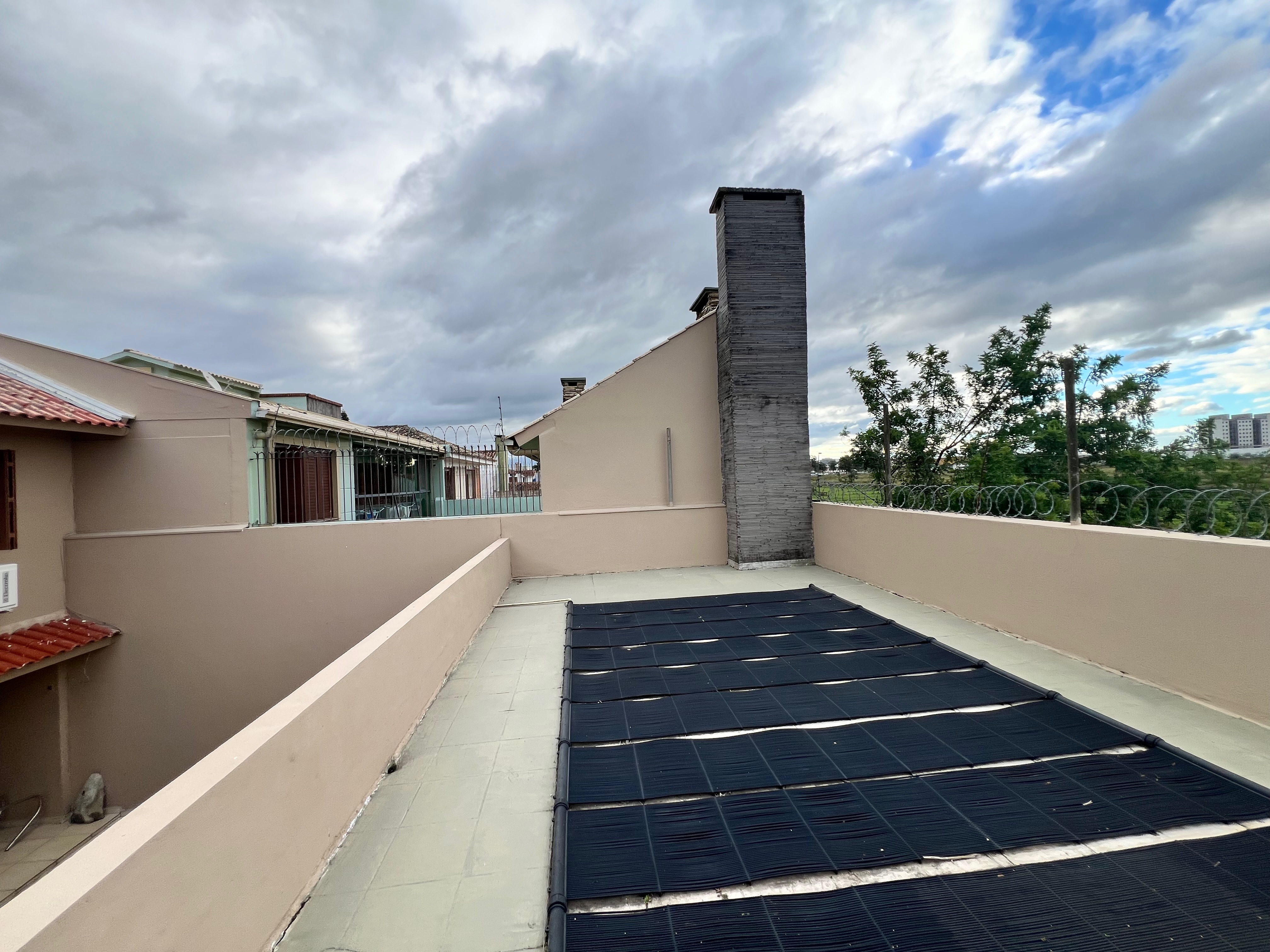 Casa à venda nas Três Vendas, Pelotas - 354 m², 3 quartos (sendo 1 suíte), acabamentos de alto padrão, espaço gourmet com churrasqueira e amplo pátio. - 39