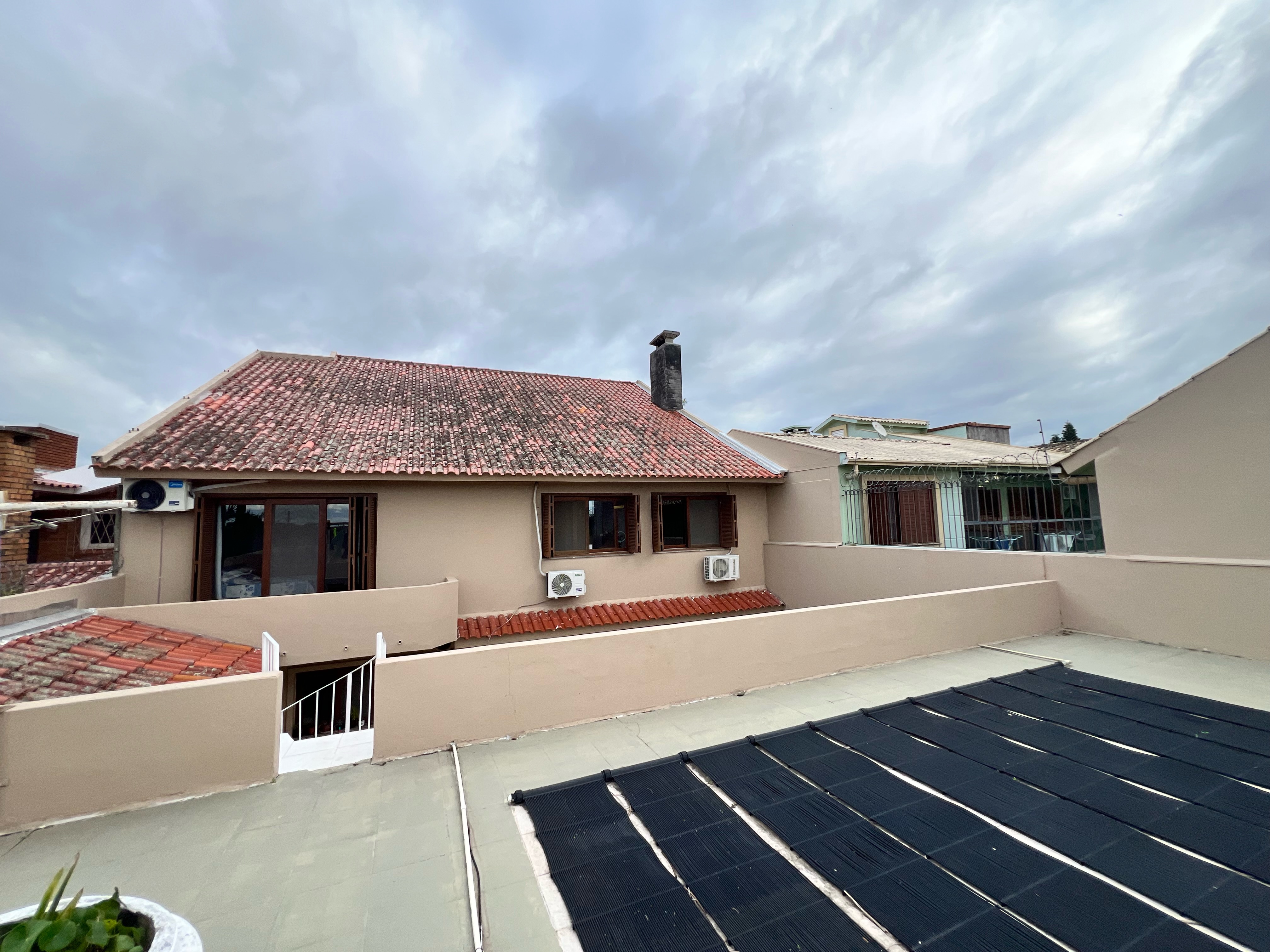 Casa à venda nas Três Vendas, Pelotas - 354 m², 3 quartos (sendo 1 suíte), acabamentos de alto padrão, espaço gourmet com churrasqueira e amplo pátio. - 40