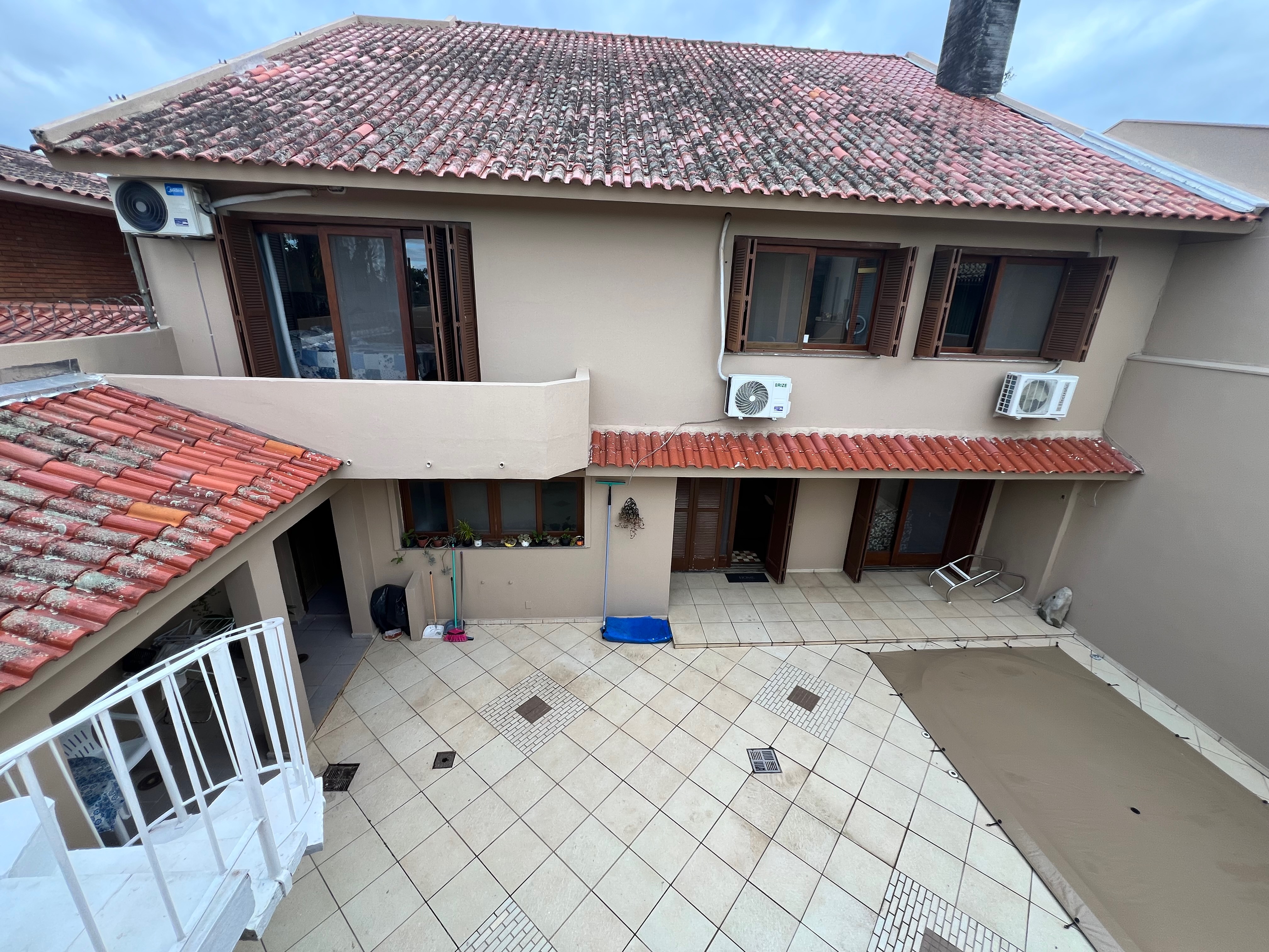 Casa à venda nas Três Vendas, Pelotas - 354 m², 3 quartos (sendo 1 suíte), acabamentos de alto padrão, espaço gourmet com churrasqueira e amplo pátio. - 38