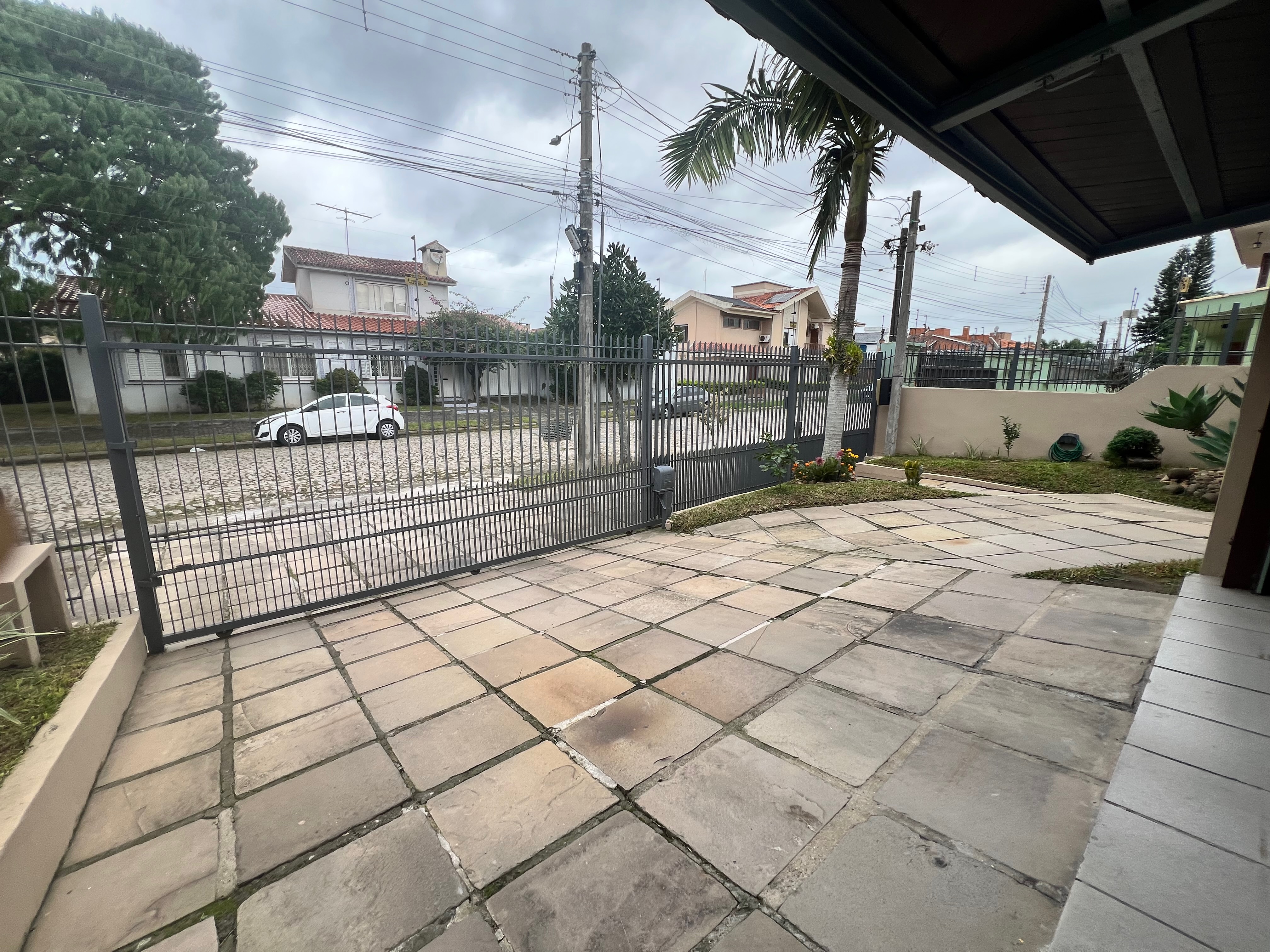 Casa à venda nas Três Vendas, Pelotas - 354 m², 3 quartos (sendo 1 suíte), acabamentos de alto padrão, espaço gourmet com churrasqueira e amplo pátio. - 41