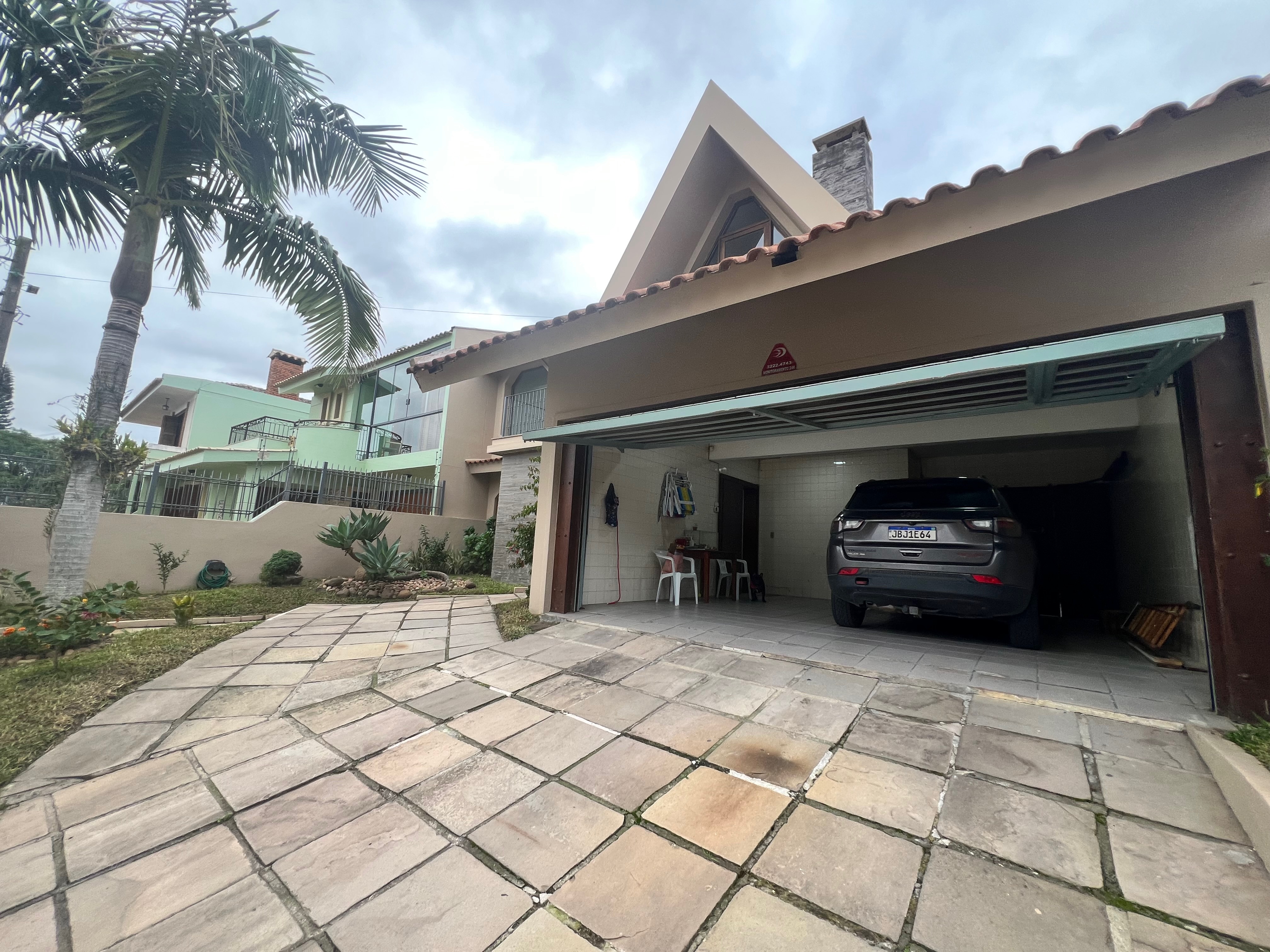 Casa à venda nas Três Vendas, Pelotas - 354 m², 3 quartos (sendo 1 suíte), acabamentos de alto padrão, espaço gourmet com churrasqueira e amplo pátio. - 42
