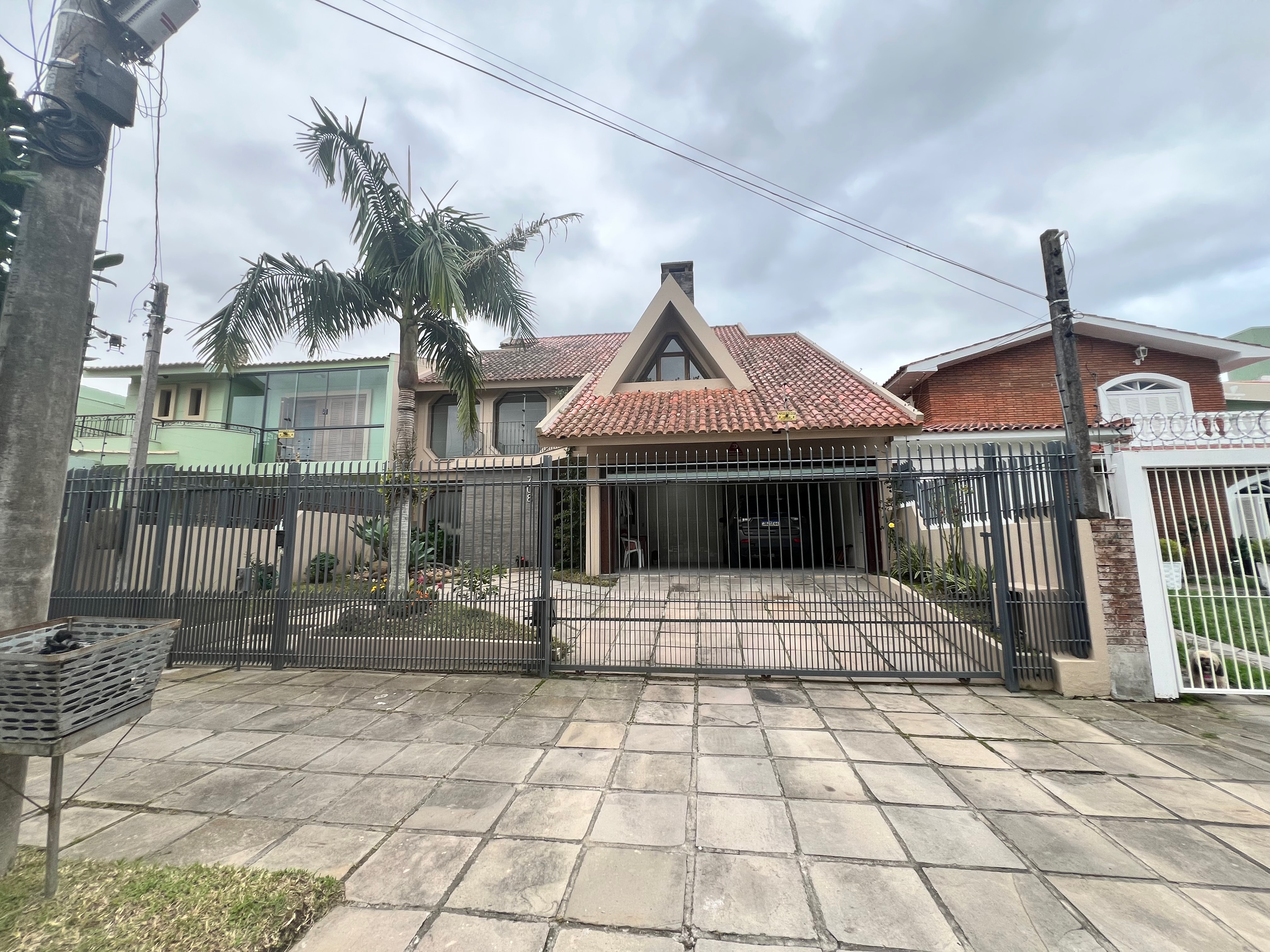Casa à venda nas Três Vendas, Pelotas - 354 m², 3 quartos (sendo 1 suíte), acabamentos de alto padrão, espaço gourmet com churrasqueira e amplo pátio. - 43
