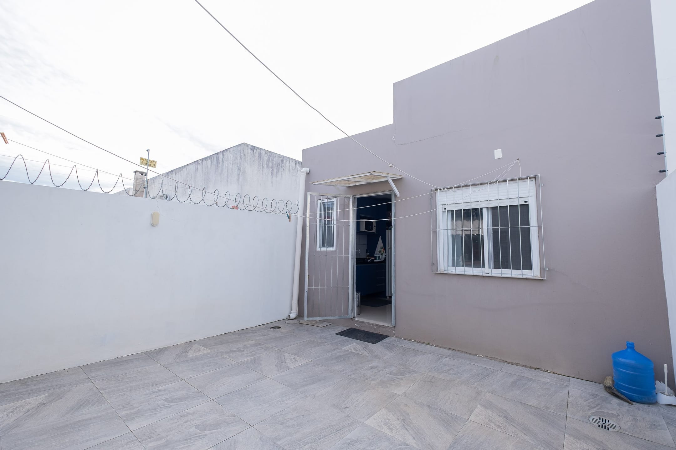 Casa na parte alta do Laranjal com 2 dormitórios, lareira, energia solar, churrasqueira, garagem coberta e excelente localização, próxima a mercados. - 12