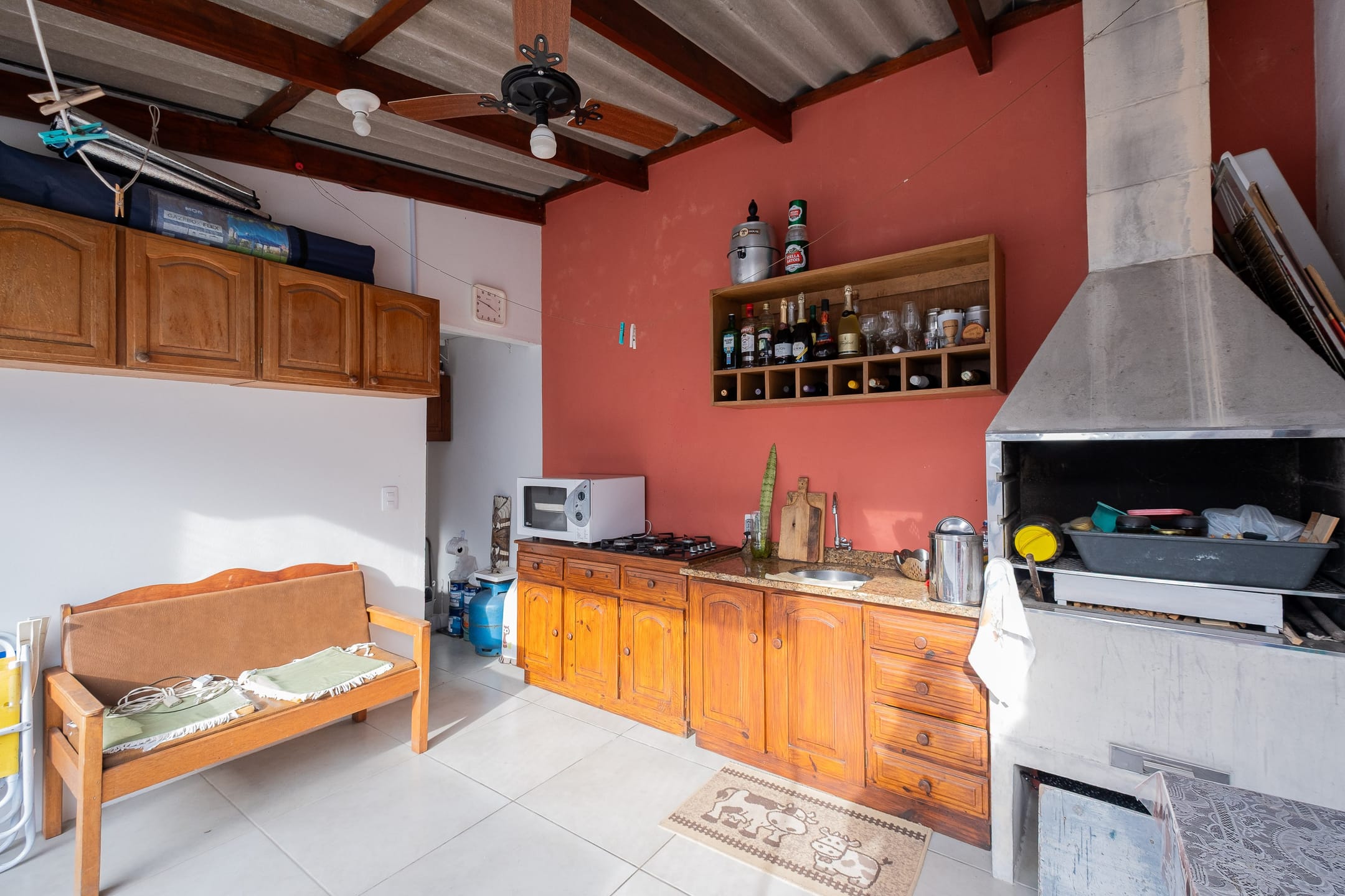 Casa na parte alta do Laranjal com 2 dormitórios, lareira, energia solar, churrasqueira, garagem coberta e excelente localização, próxima a mercados. - 10