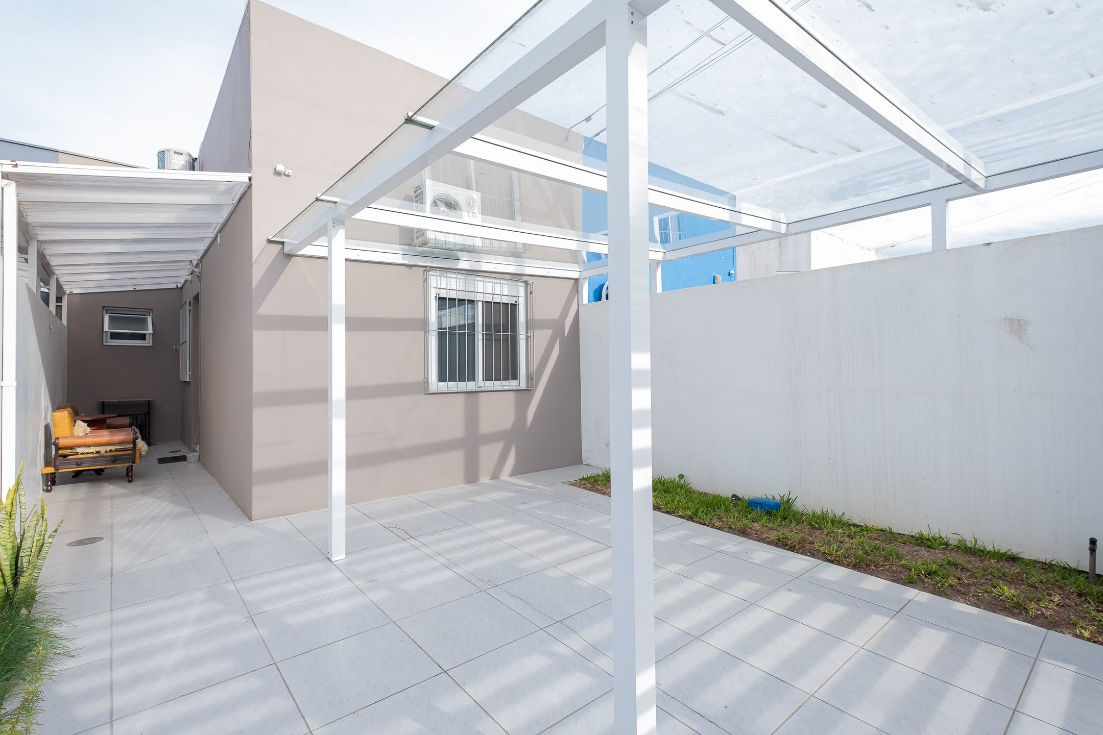 Casa na parte alta do Laranjal com 2 dormitórios, lareira, energia solar, churrasqueira, garagem coberta e excelente localização, próxima a mercados. - 13