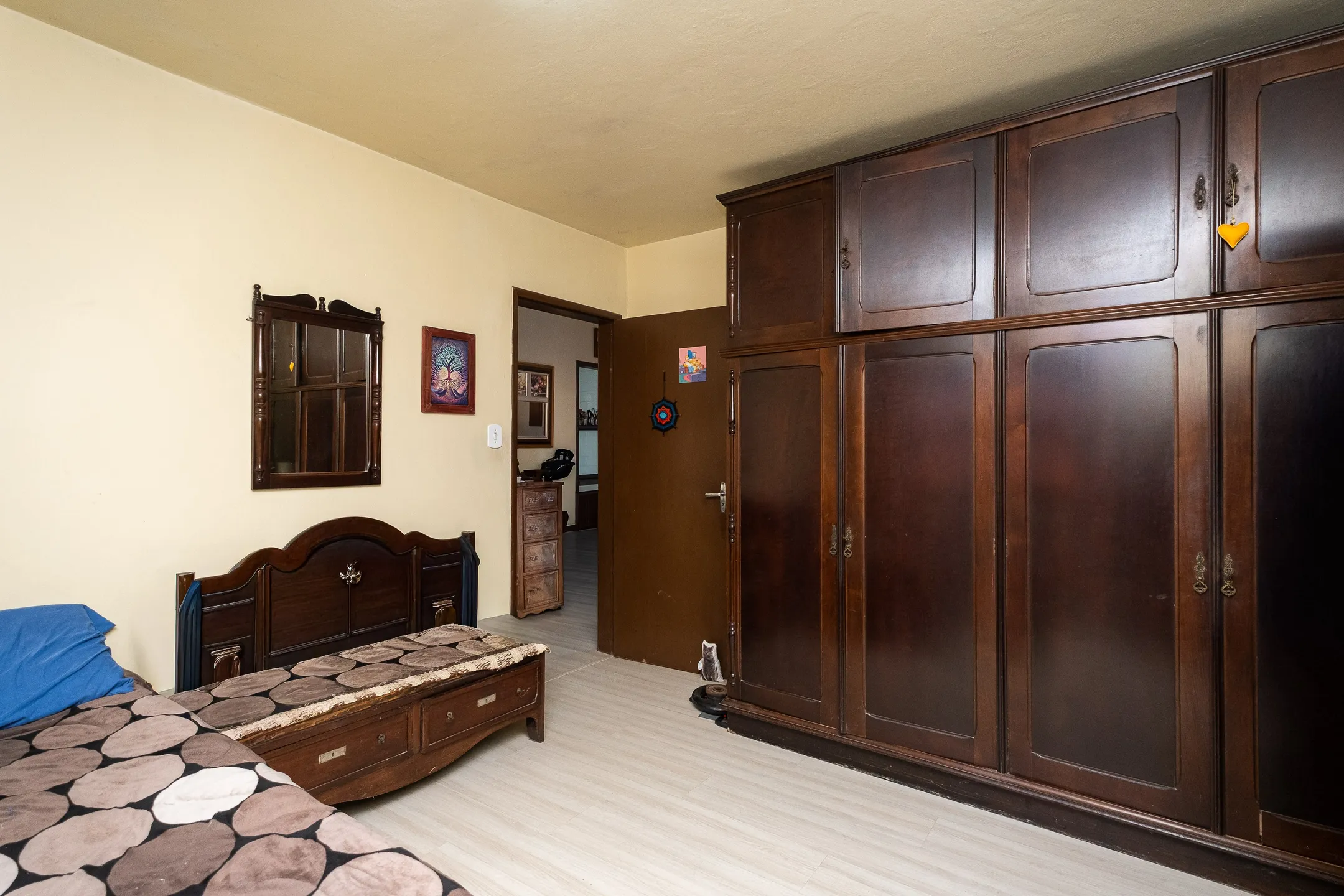 Casa à venda residencial e comercial na Av. Fernando Osório, Três Vendas - 702 m² de área total, 5 quartos, sacada e amplo pátio arborizado. - 10