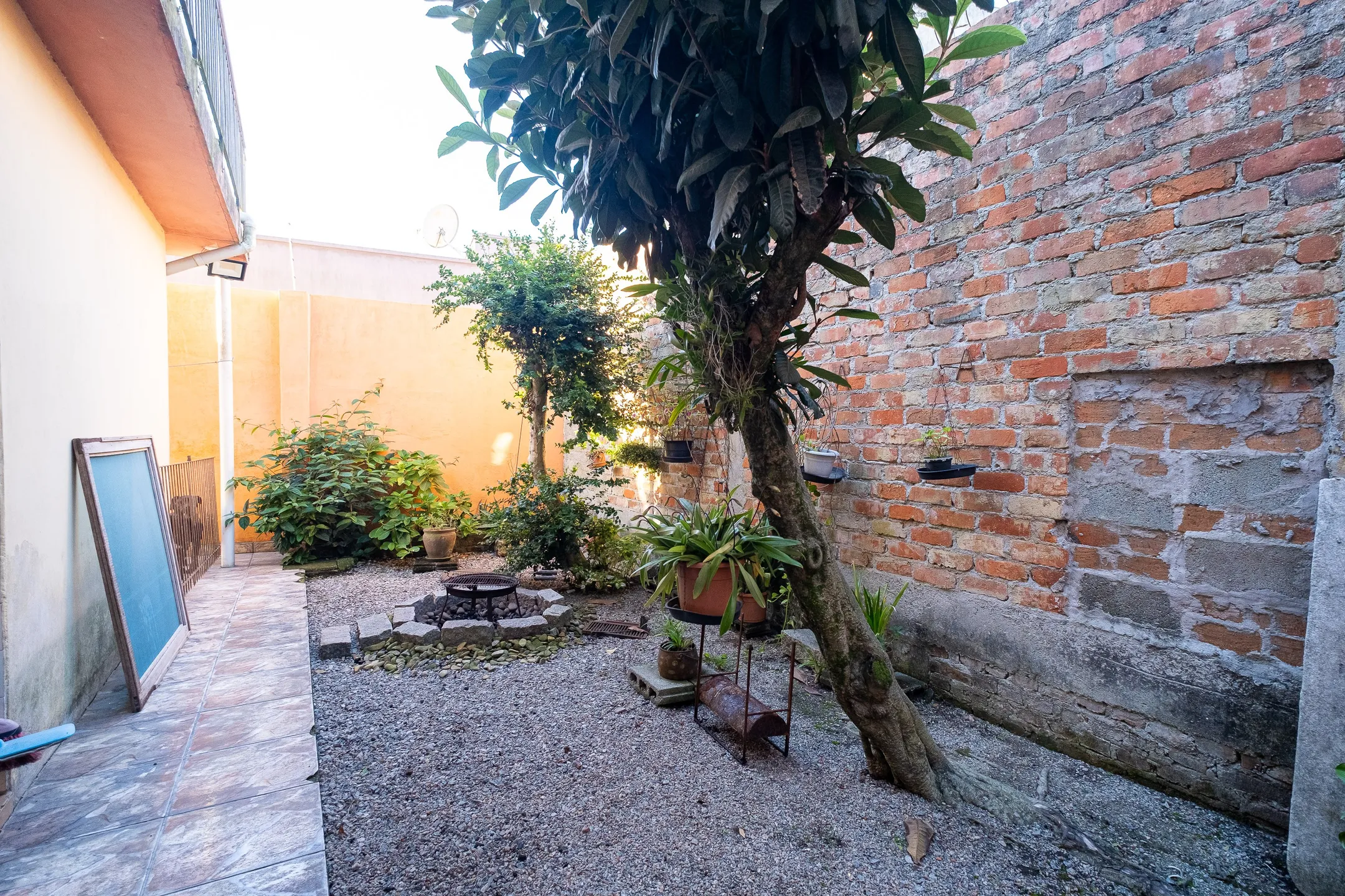 Casa à venda residencial e comercial na Av. Fernando Osório, Três Vendas - 702 m² de área total, 5 quartos, sacada e amplo pátio arborizado. - 11