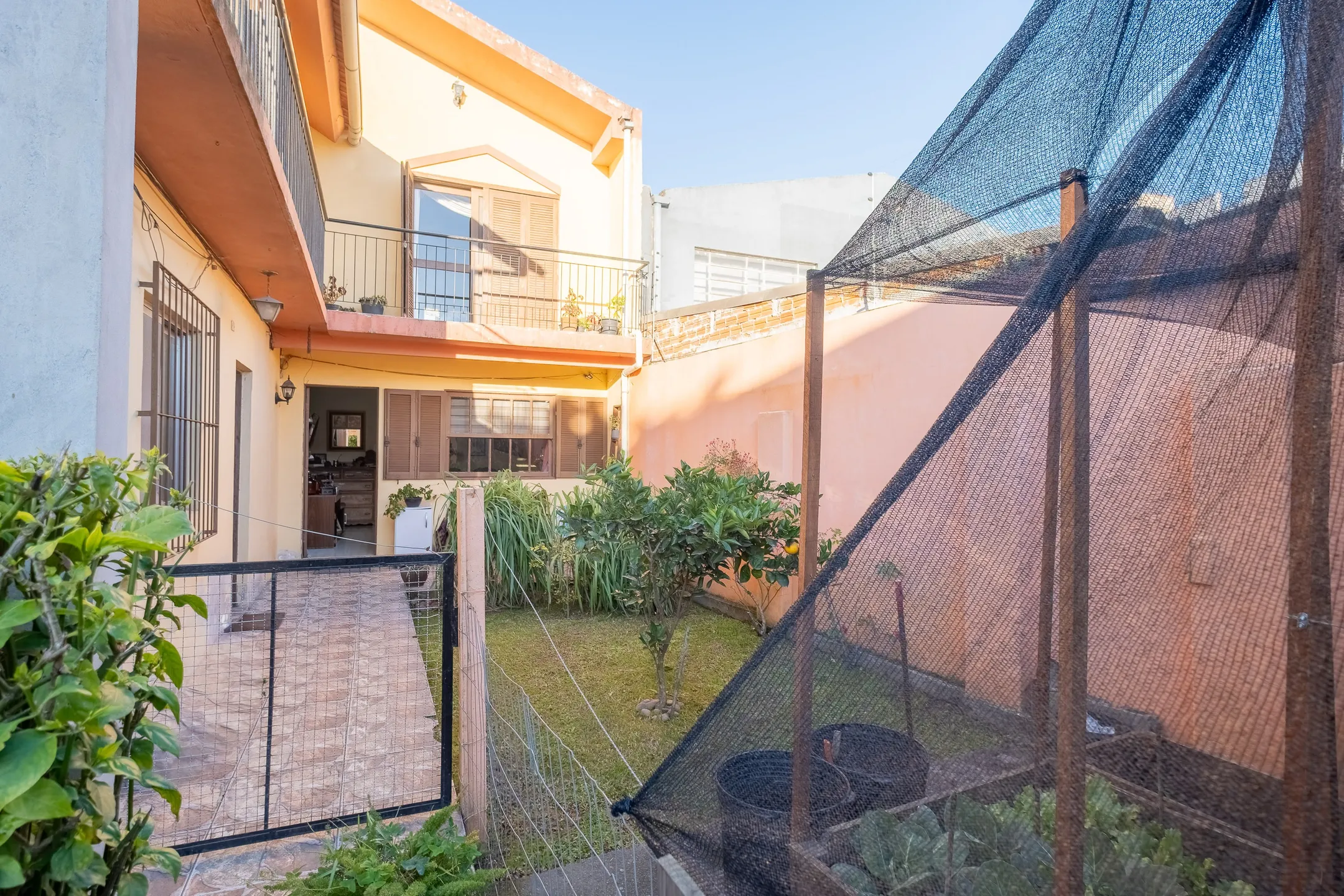 Casa à venda residencial e comercial na Av. Fernando Osório, Três Vendas - 702 m² de área total, 5 quartos, sacada e amplo pátio arborizado. - 13