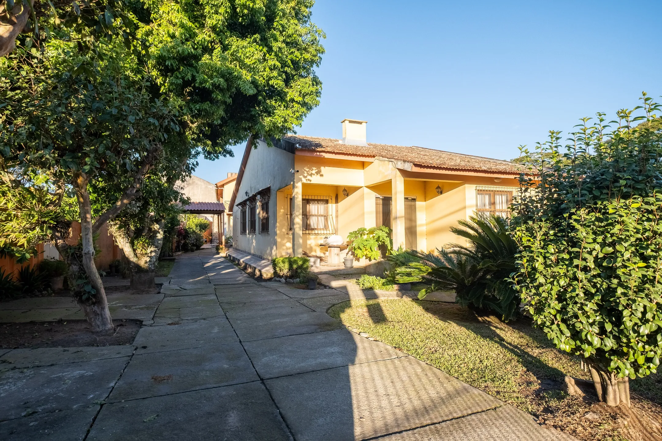 Casa à venda residencial e comercial na Av. Fernando Osório, Três Vendas - 702 m² de área total, 5 quartos, sacada e amplo pátio arborizado. - 14