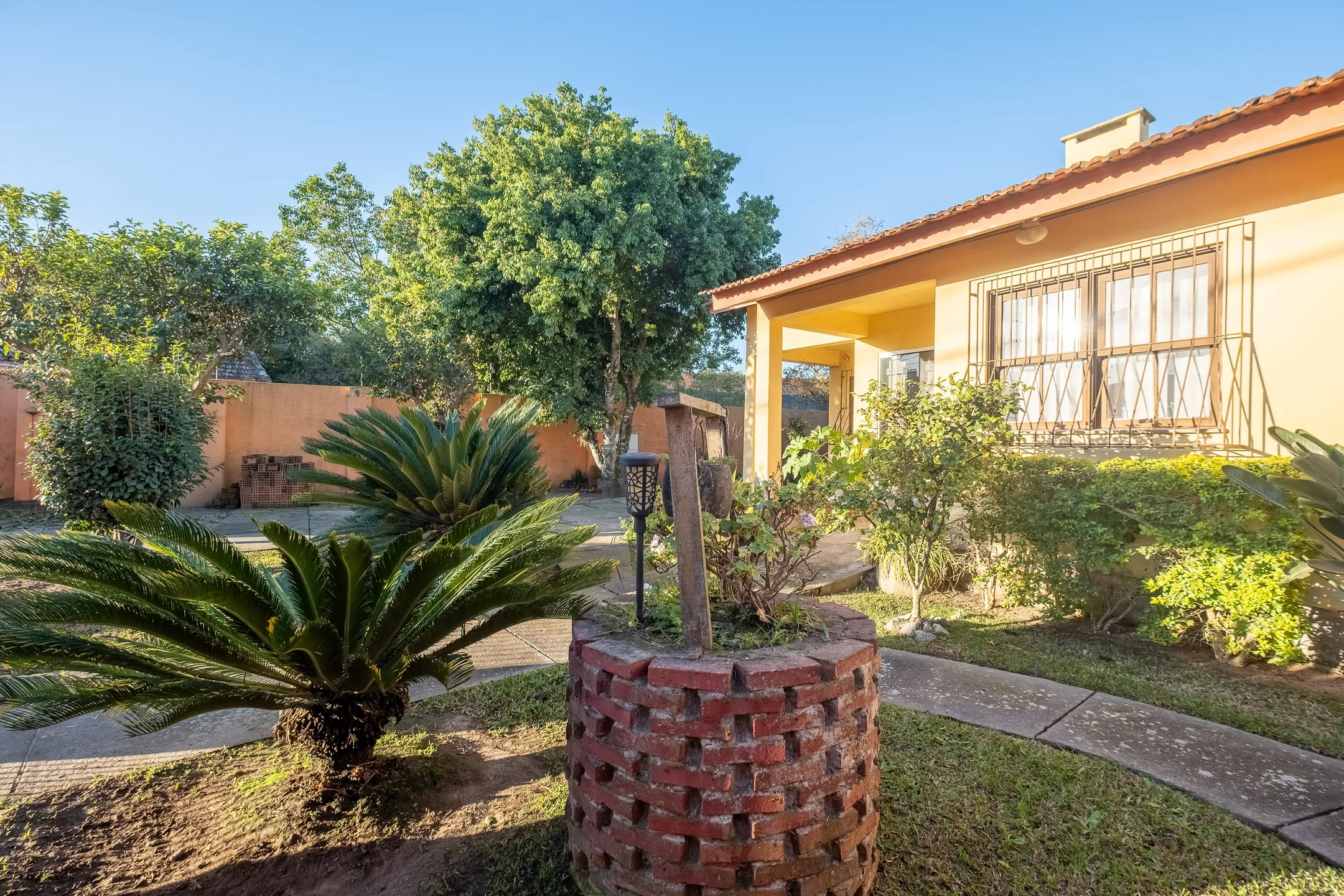 Casa à venda residencial e comercial na Av. Fernando Osório, Três Vendas - 702 m² de área total, 5 quartos, sacada e amplo pátio arborizado. - 15