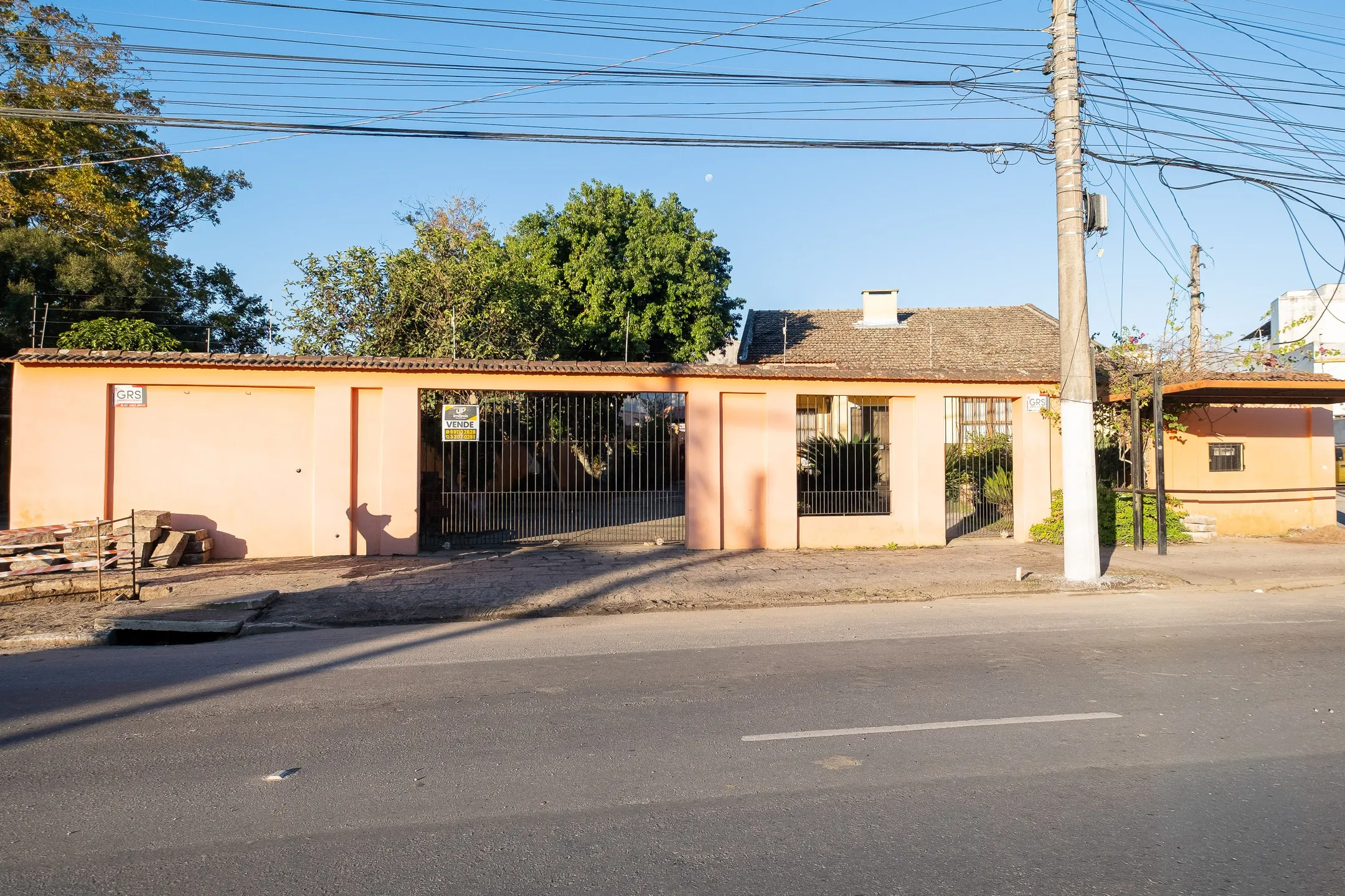 Casa à venda residencial e comercial na Av. Fernando Osório, Três Vendas - 702 m² de área total, 5 quartos, sacada e amplo pátio arborizado. - 16