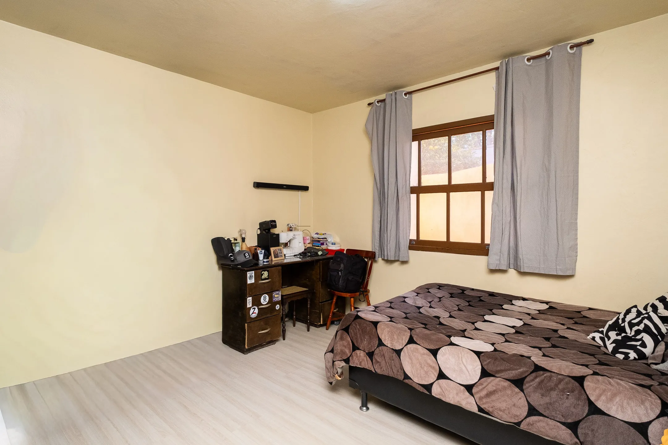 Casa à venda residencial e comercial na Av. Fernando Osório, Três Vendas - 702 m² de área total, 5 quartos, sacada e amplo pátio arborizado. - 9