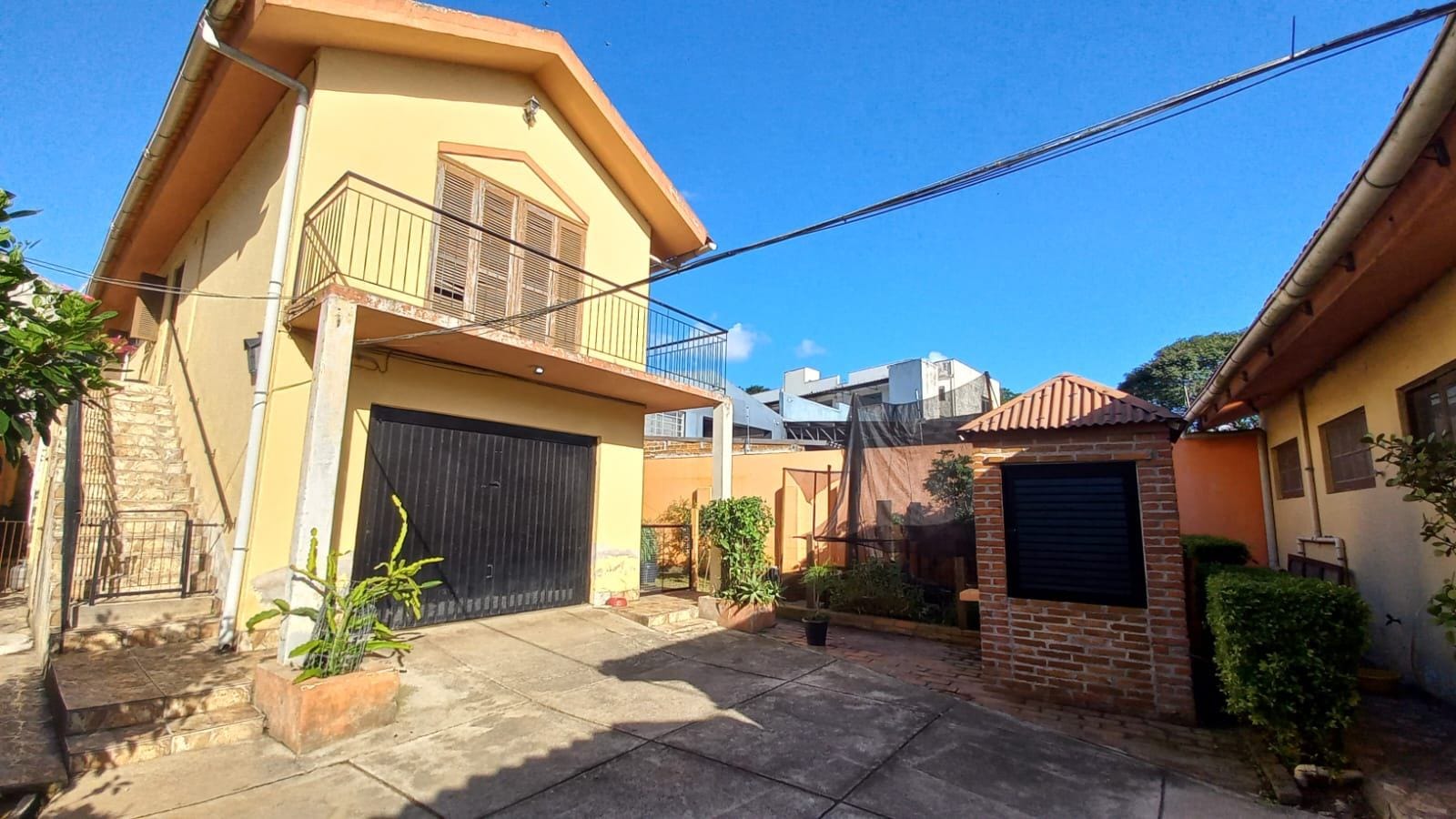 Casa à venda residencial e comercial na Av. Fernando Osório, Três Vendas - 702 m² de área total, 5 quartos, sacada e amplo pátio arborizado. - 12