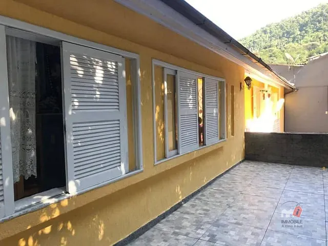 Casa com 352m² 3 quartos e 3 banheiros, à venda, no bairro Nogueira em Petrópolis