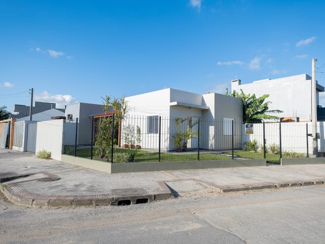 Casa 2 quartos e 1 banheiro, à venda, no bairro Areal em Pelotas