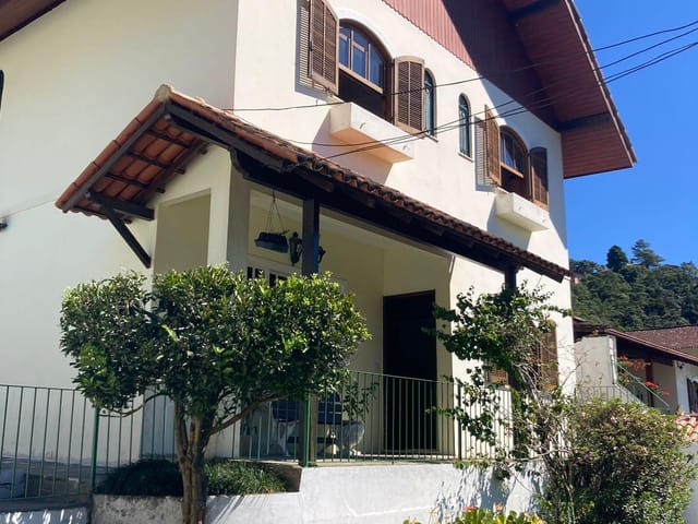 Casa 4 quartos e 2 banheiros, à venda, no bairro Independência em Petrópolis