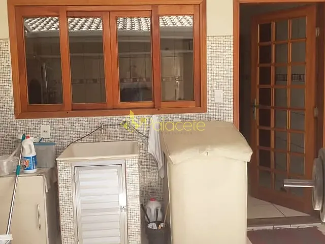 Casa com 250m² 3 quartos e 2 banheiros, à venda, no bairro Vila Rica em Pindamonhangaba