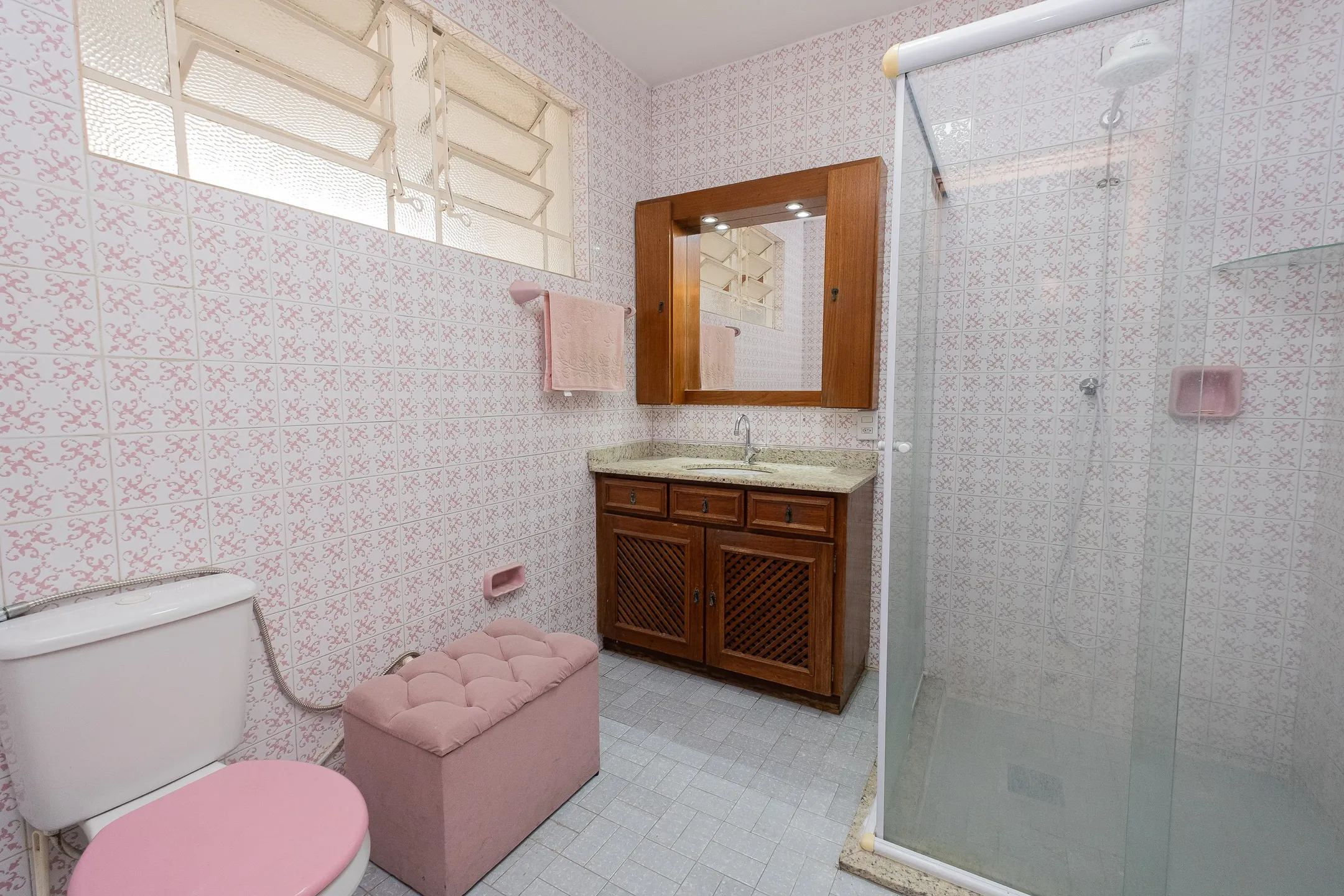 Casa à venda no centro de Pelotas - 178 m², 3 quartos (sendo 1 suíte), sala com lareira, pátio com churrasqueira e garagem. - 13