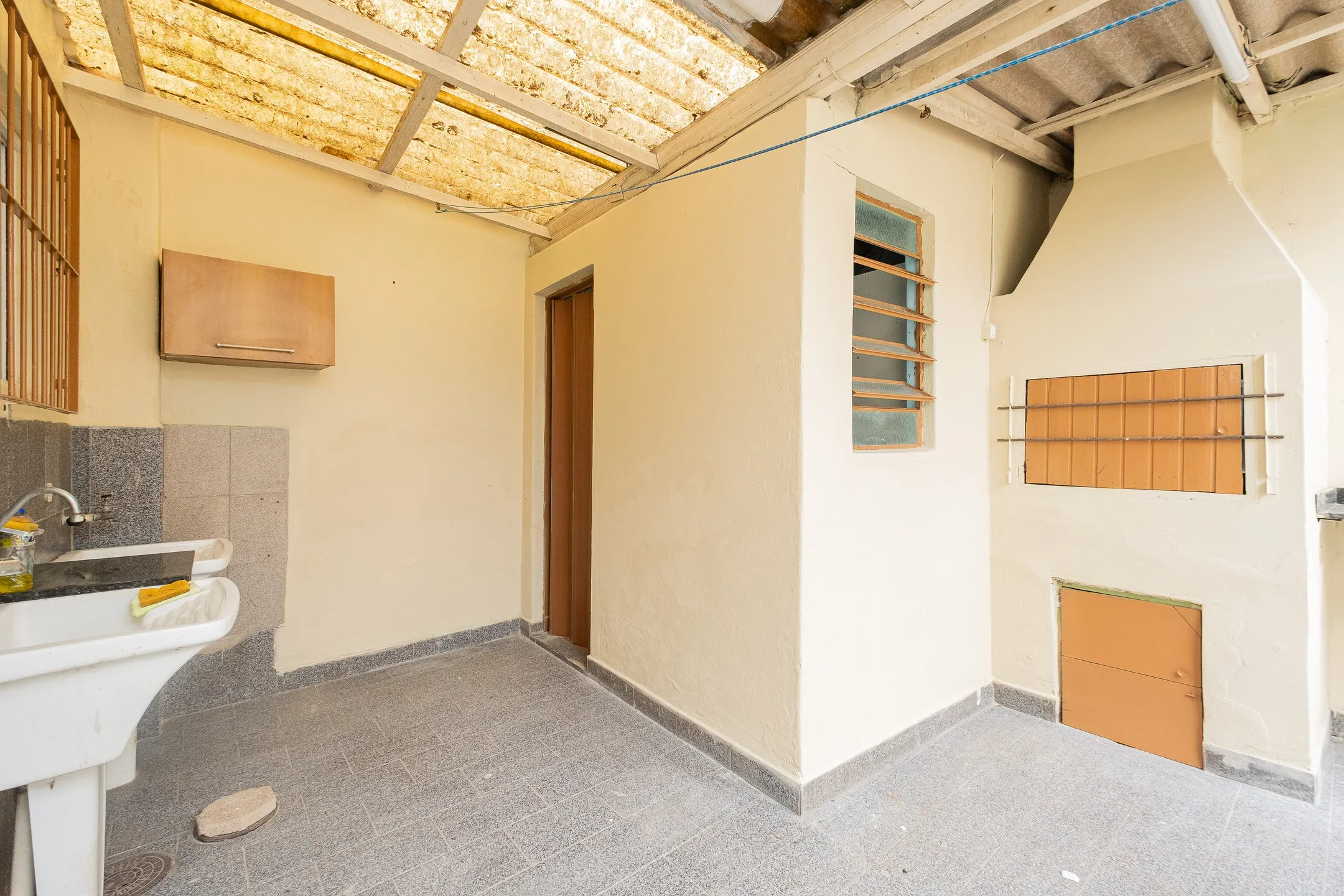 Casa à venda no centro de Pelotas - 178 m², 3 quartos (sendo 1 suíte), sala com lareira, pátio com churrasqueira e garagem. - 17