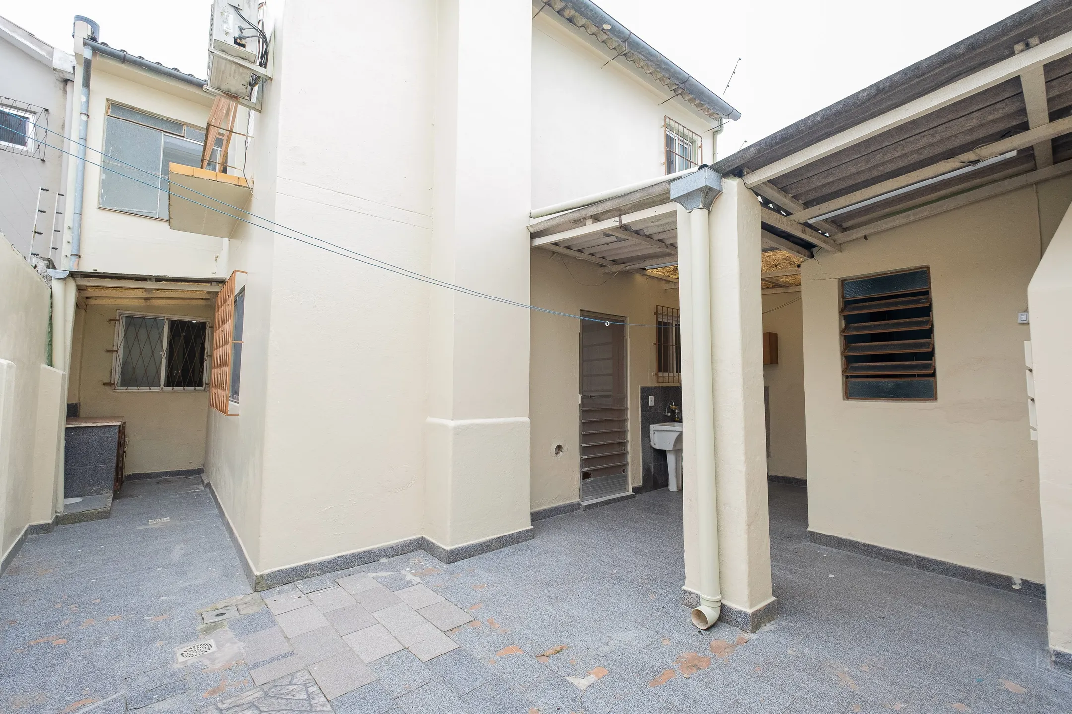 Casa à venda no centro de Pelotas - 178 m², 3 quartos (sendo 1 suíte), sala com lareira, pátio com churrasqueira e garagem. - 18