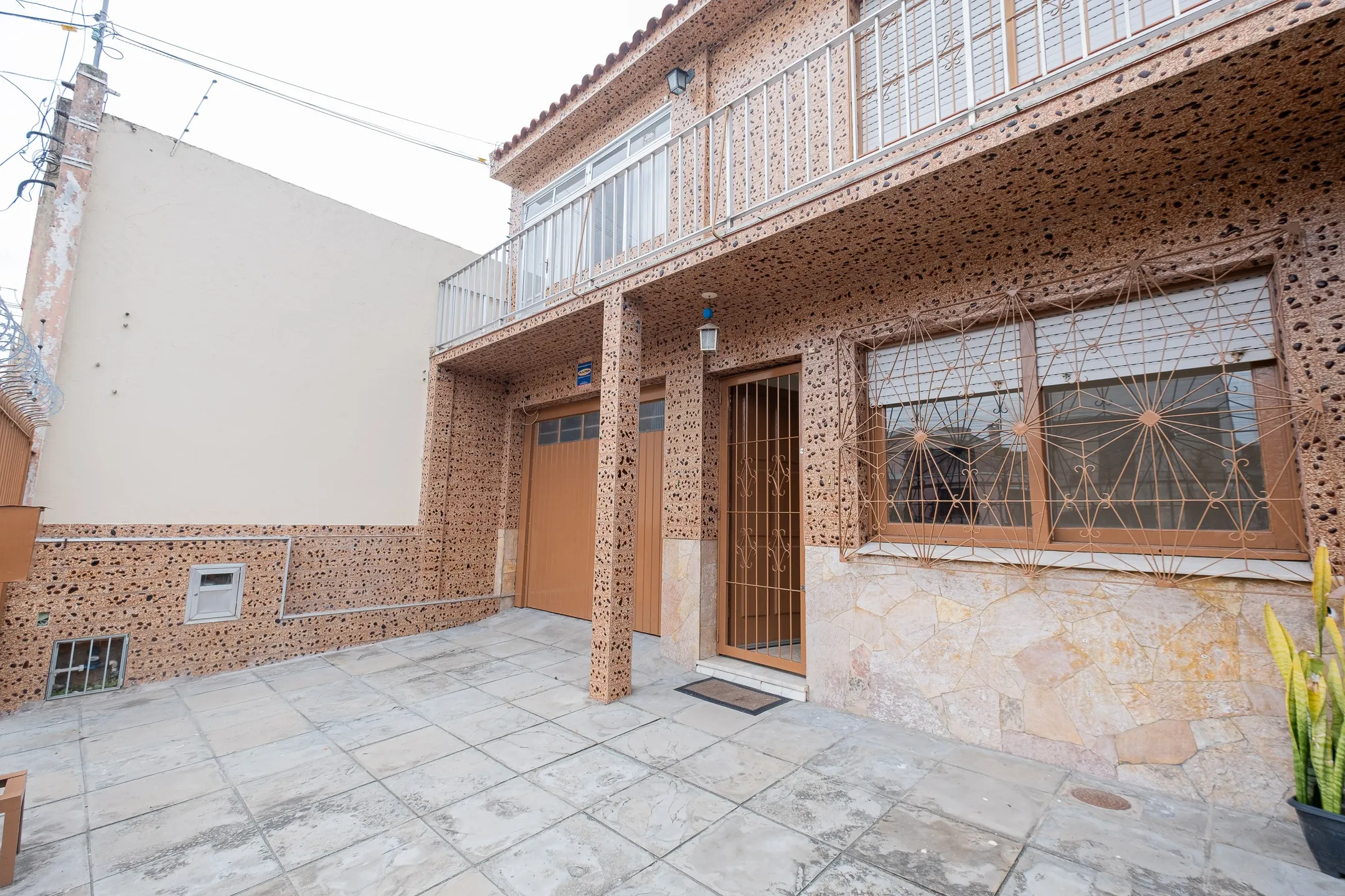 Casa à venda no centro de Pelotas - 178 m², 3 quartos (sendo 1 suíte), sala com lareira, pátio com churrasqueira e garagem. - 21