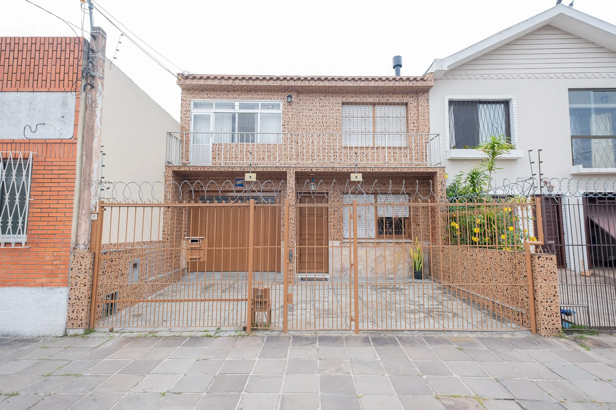 Casa à venda no centro de Pelotas - 178 m², 3 quartos (sendo 1 suíte), sala com lareira, pátio com churrasqueira e garagem. - 22