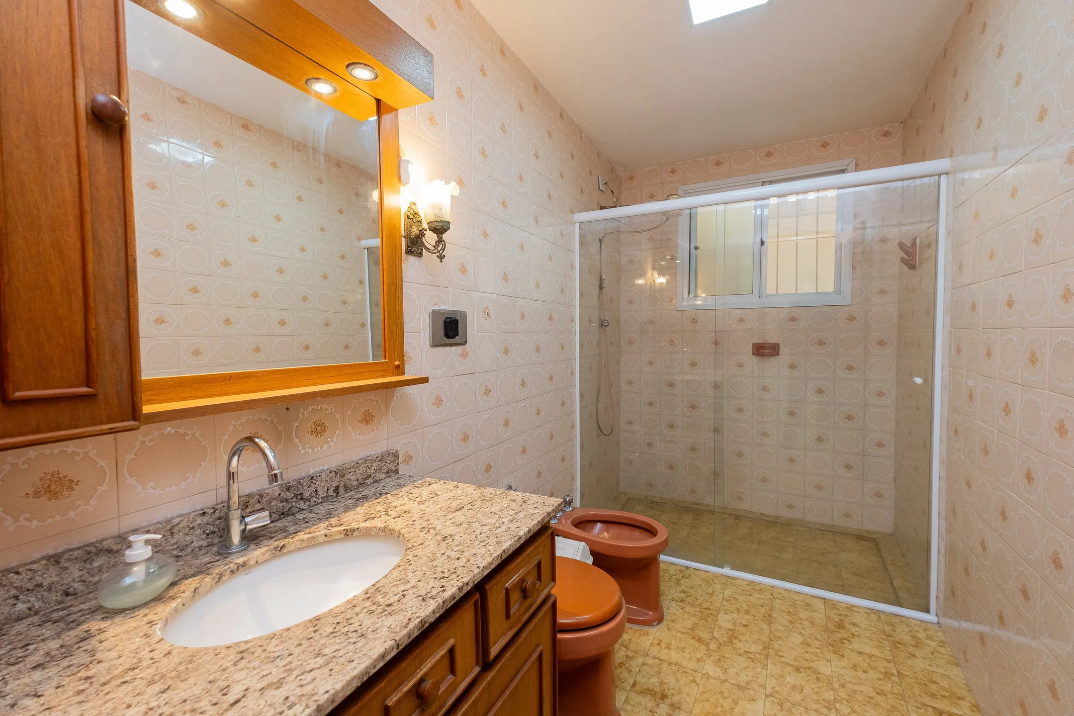 Casa à venda no centro de Pelotas - 178 m², 3 quartos (sendo 1 suíte), sala com lareira, pátio com churrasqueira e garagem. - 7