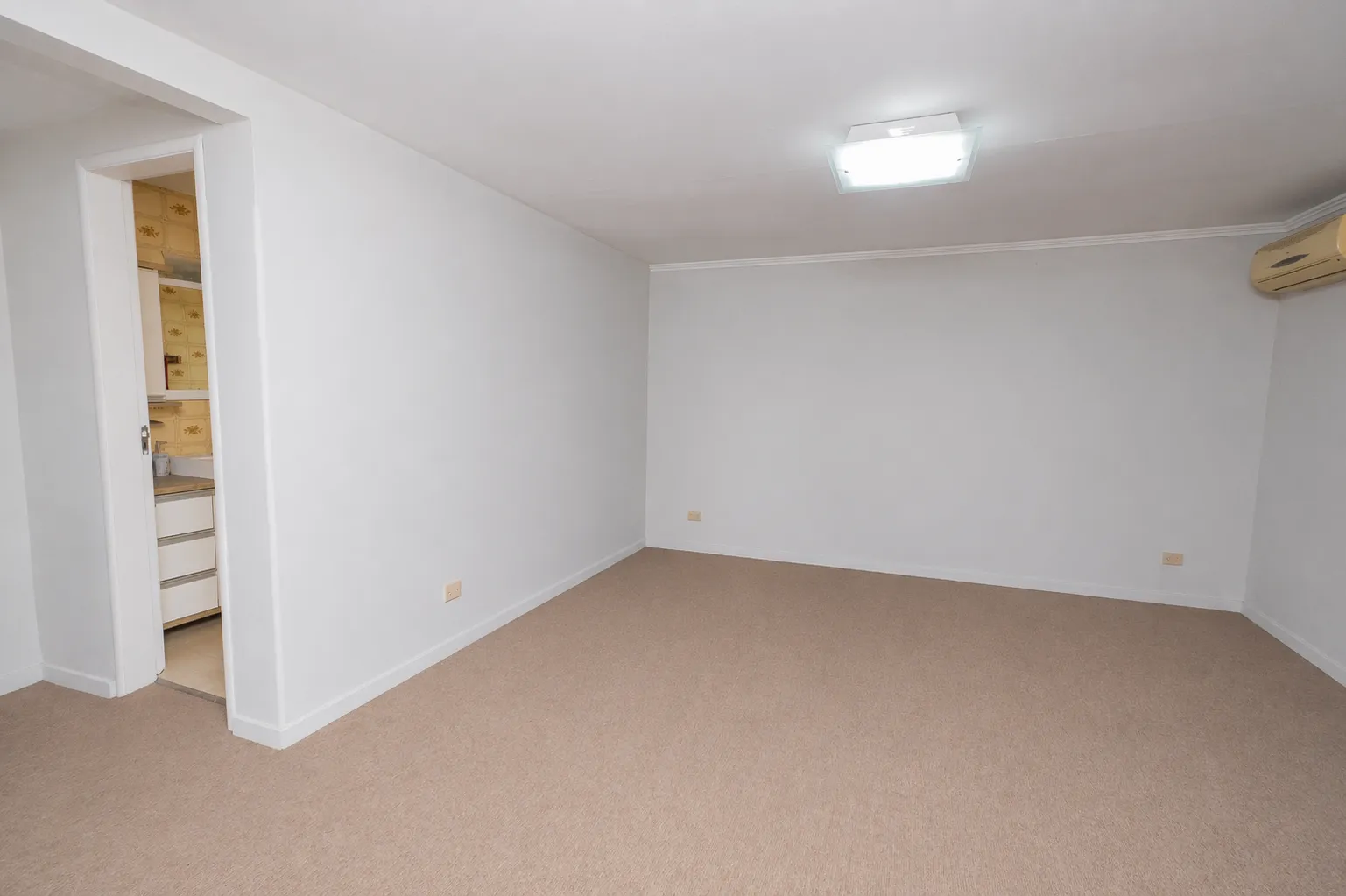 Casa à venda no centro de Pelotas - 178 m², 3 quartos (sendo 1 suíte), sala com lareira, pátio com churrasqueira e garagem. - 15