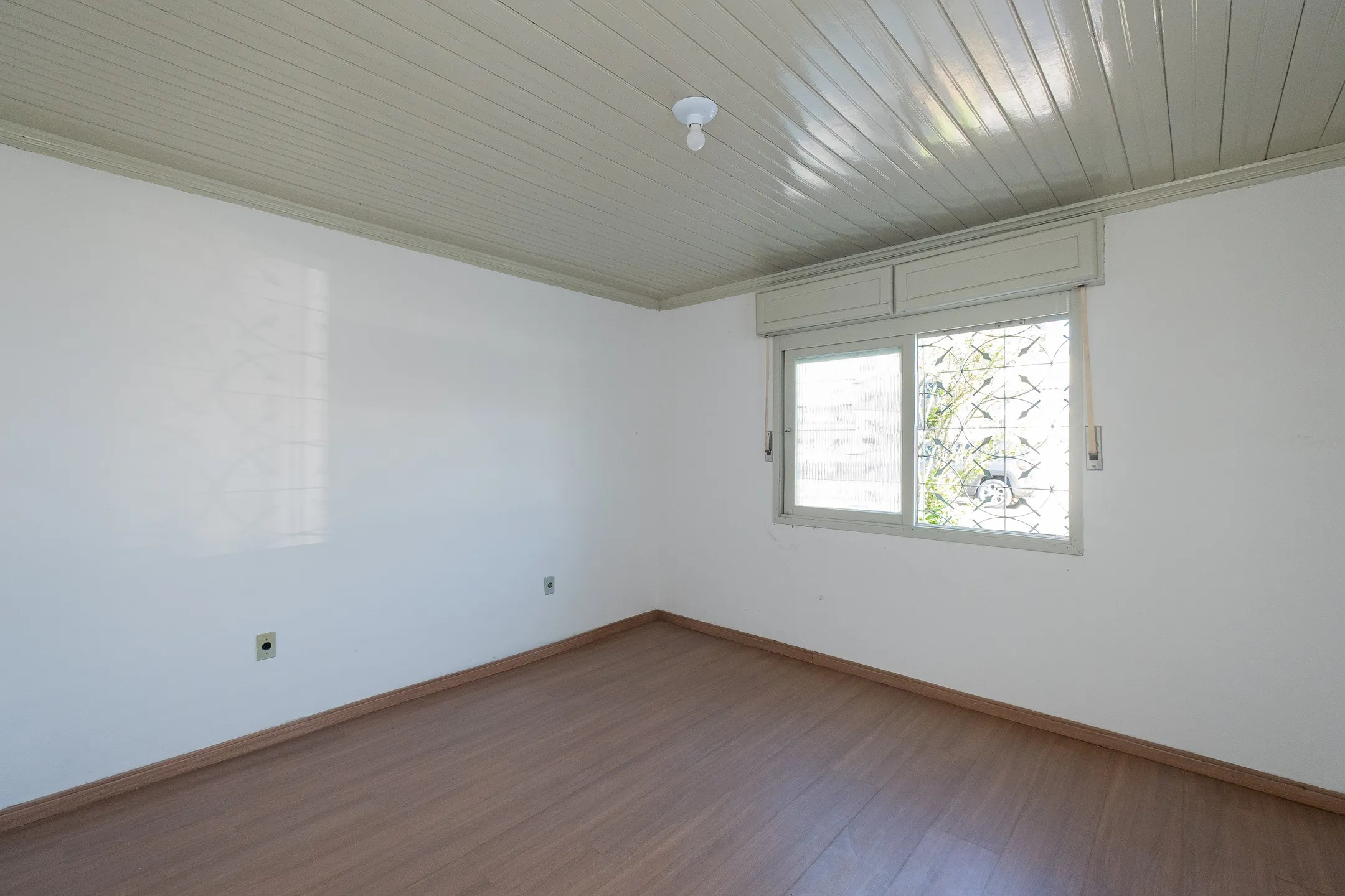 Casa à venda no centro de Pelotas - 86 m², 2 quartos, piso laminado, toda reformada e com churrasqueira.