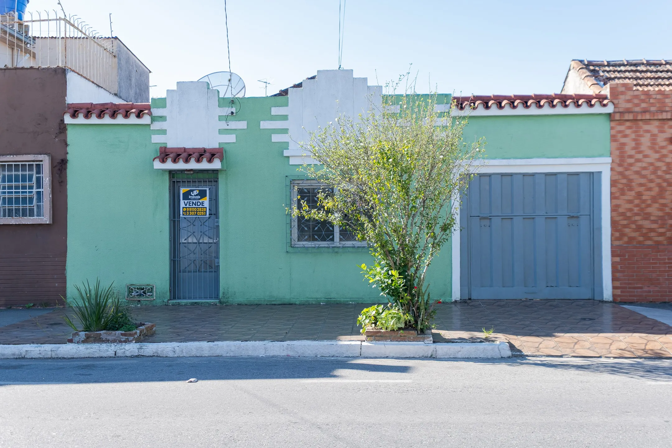 Casa à venda no centro de Pelotas - 86 m², 2 quartos, piso laminado, toda reformada e com churrasqueira. - 17