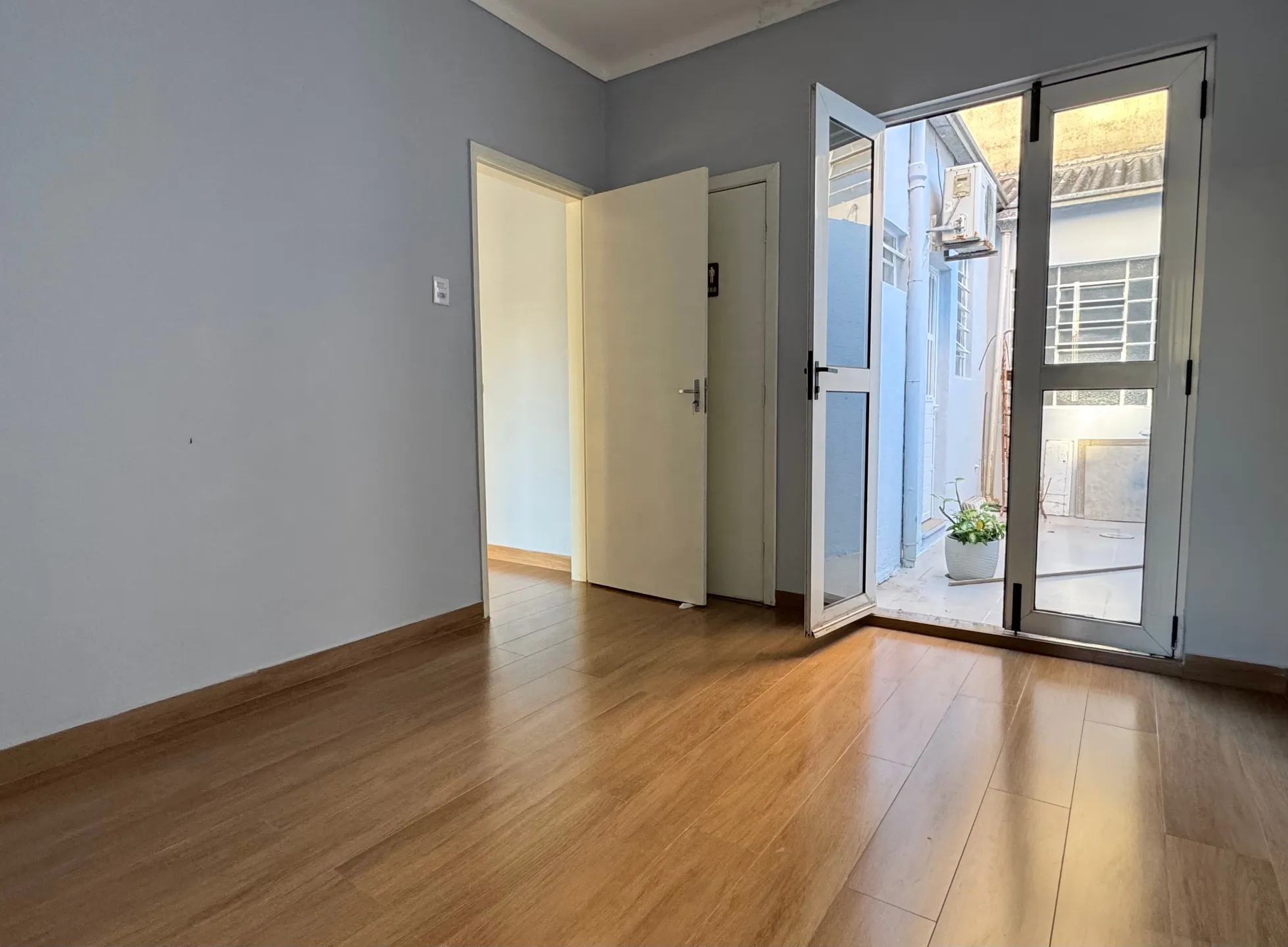 Casa comercial à venda no centro de Pelotas - 96 m², 5 salas amplas, jardim de inverno e piso laminado. - 17