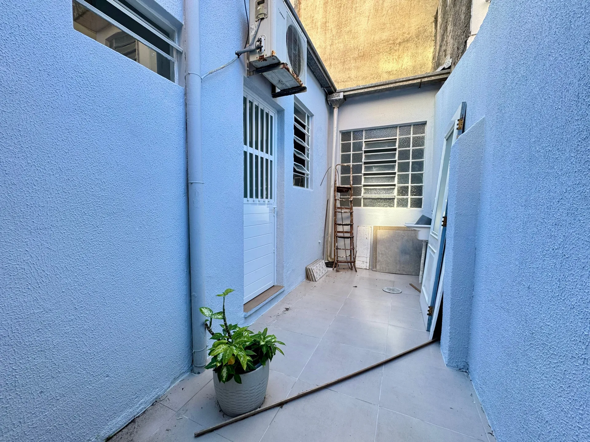 Casa comercial à venda no centro de Pelotas - 96 m², 5 salas amplas, jardim de inverno e piso laminado. - 22