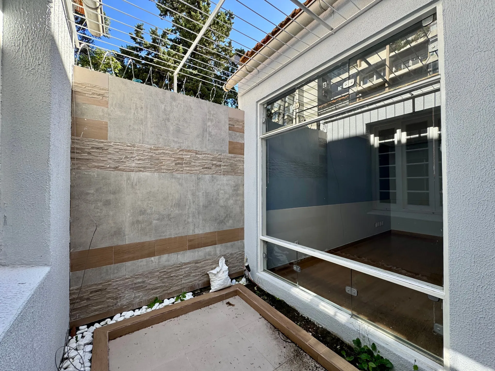 Casa comercial à venda no centro de Pelotas - 96 m², 5 salas amplas, jardim de inverno e piso laminado. - 6