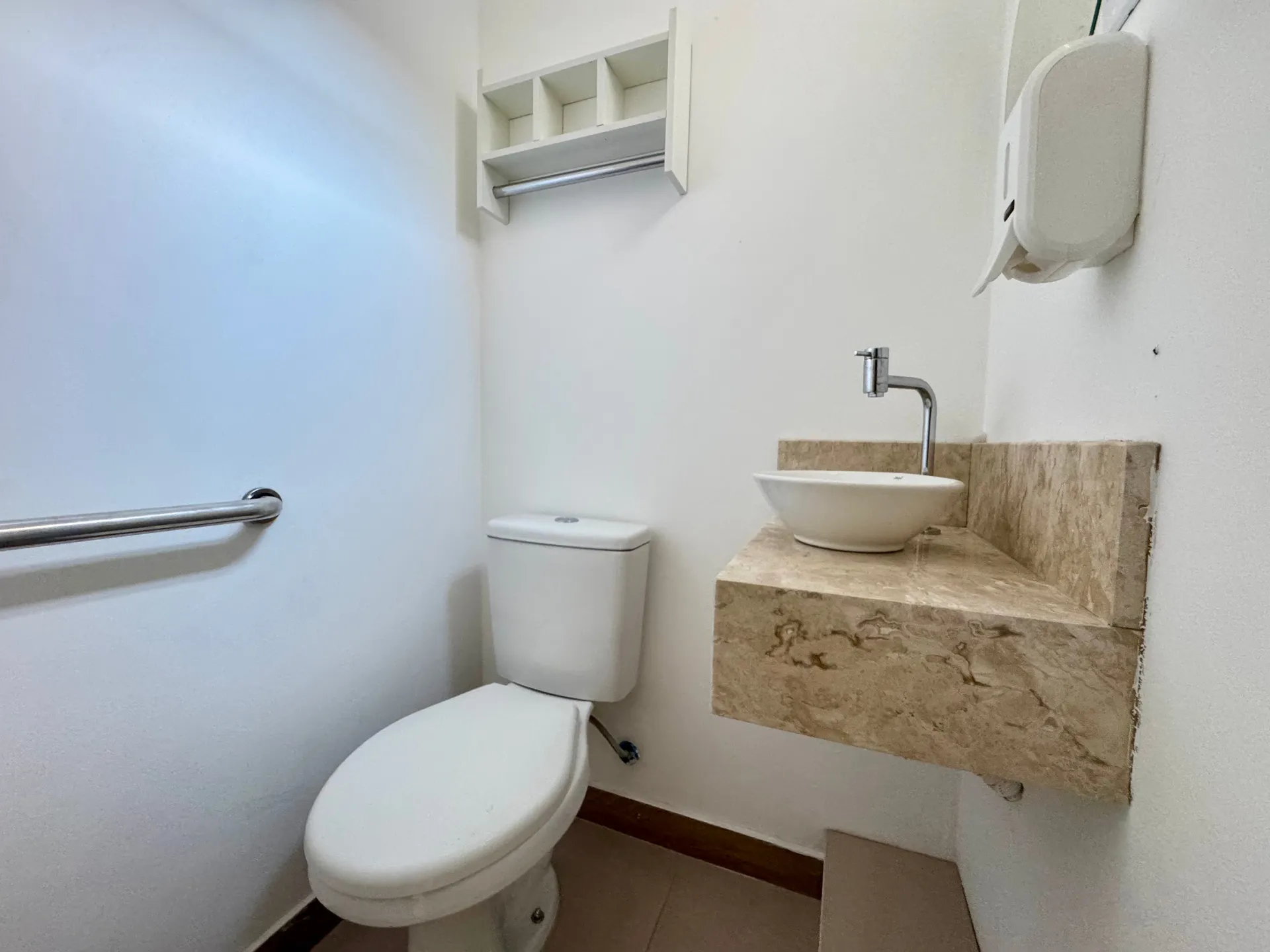 Casa comercial à venda no centro de Pelotas - 96 m², 5 salas amplas, jardim de inverno e piso laminado. - 21