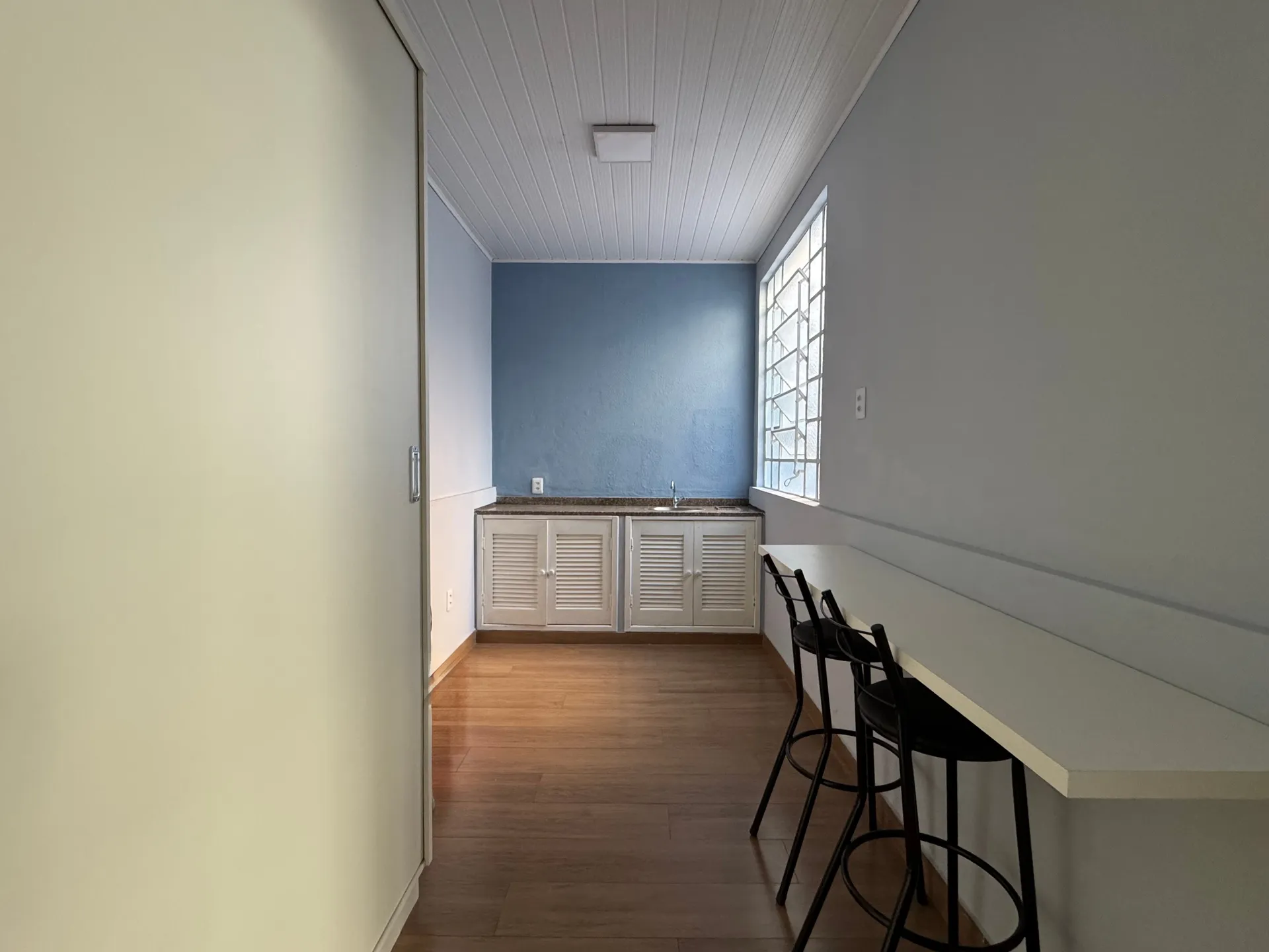 Casa comercial à venda no centro de Pelotas - 96 m², 5 salas amplas, jardim de inverno e piso laminado. - 15