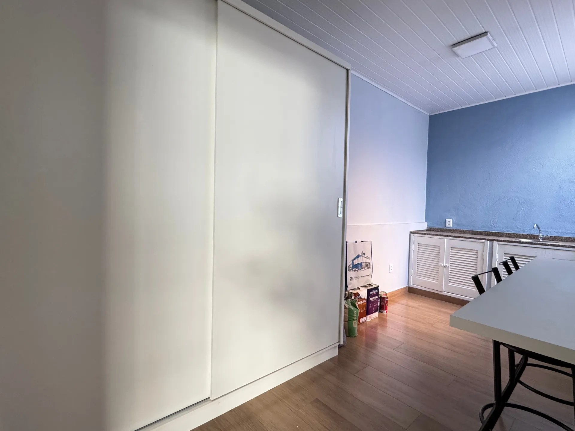 Casa comercial à venda no centro de Pelotas - 96 m², 5 salas amplas, jardim de inverno e piso laminado. - 14