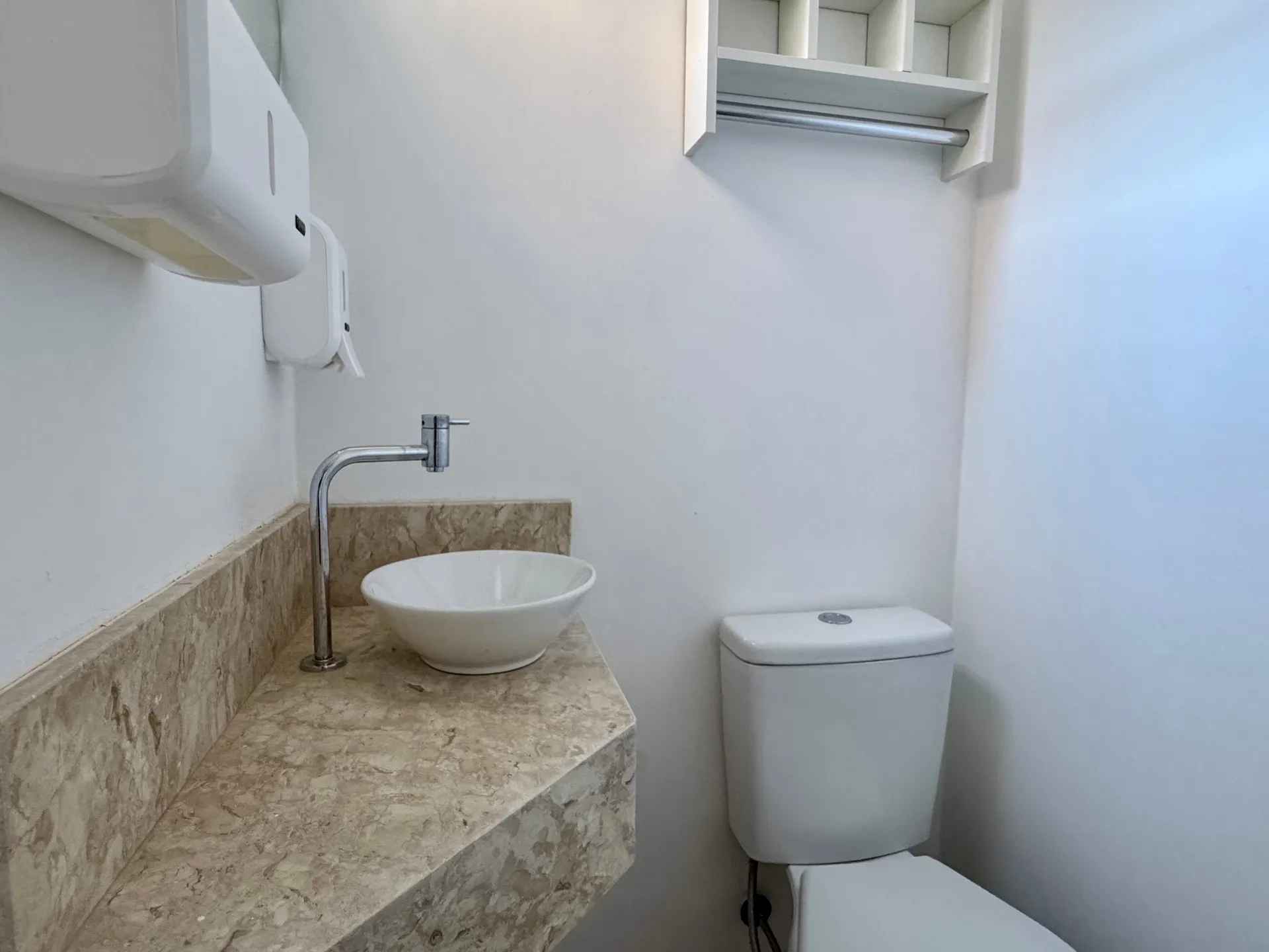 Casa comercial à venda no centro de Pelotas - 96 m², 5 salas amplas, jardim de inverno e piso laminado. - 8