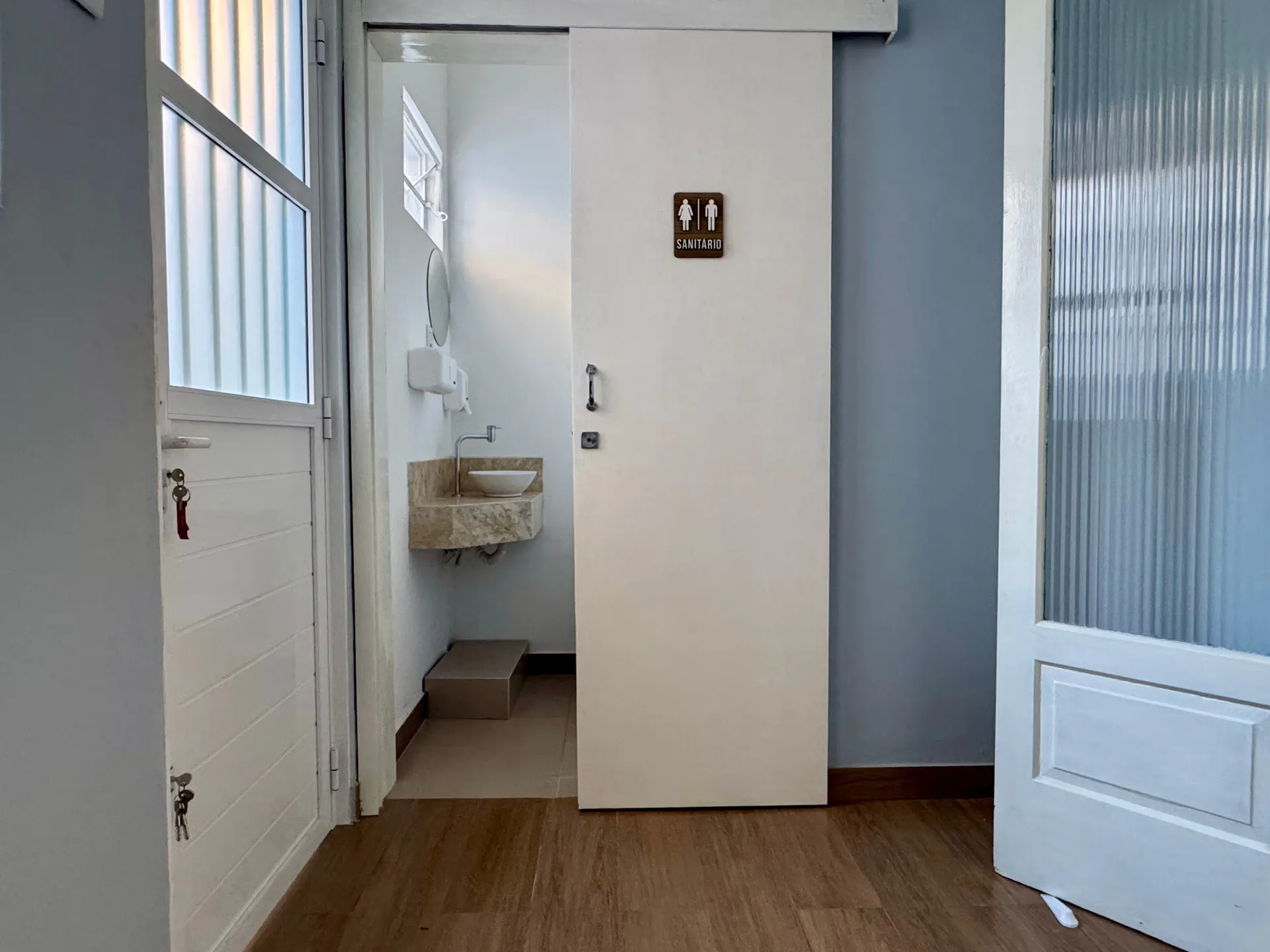 Casa comercial à venda no centro de Pelotas - 96 m², 5 salas amplas, jardim de inverno e piso laminado. - 7