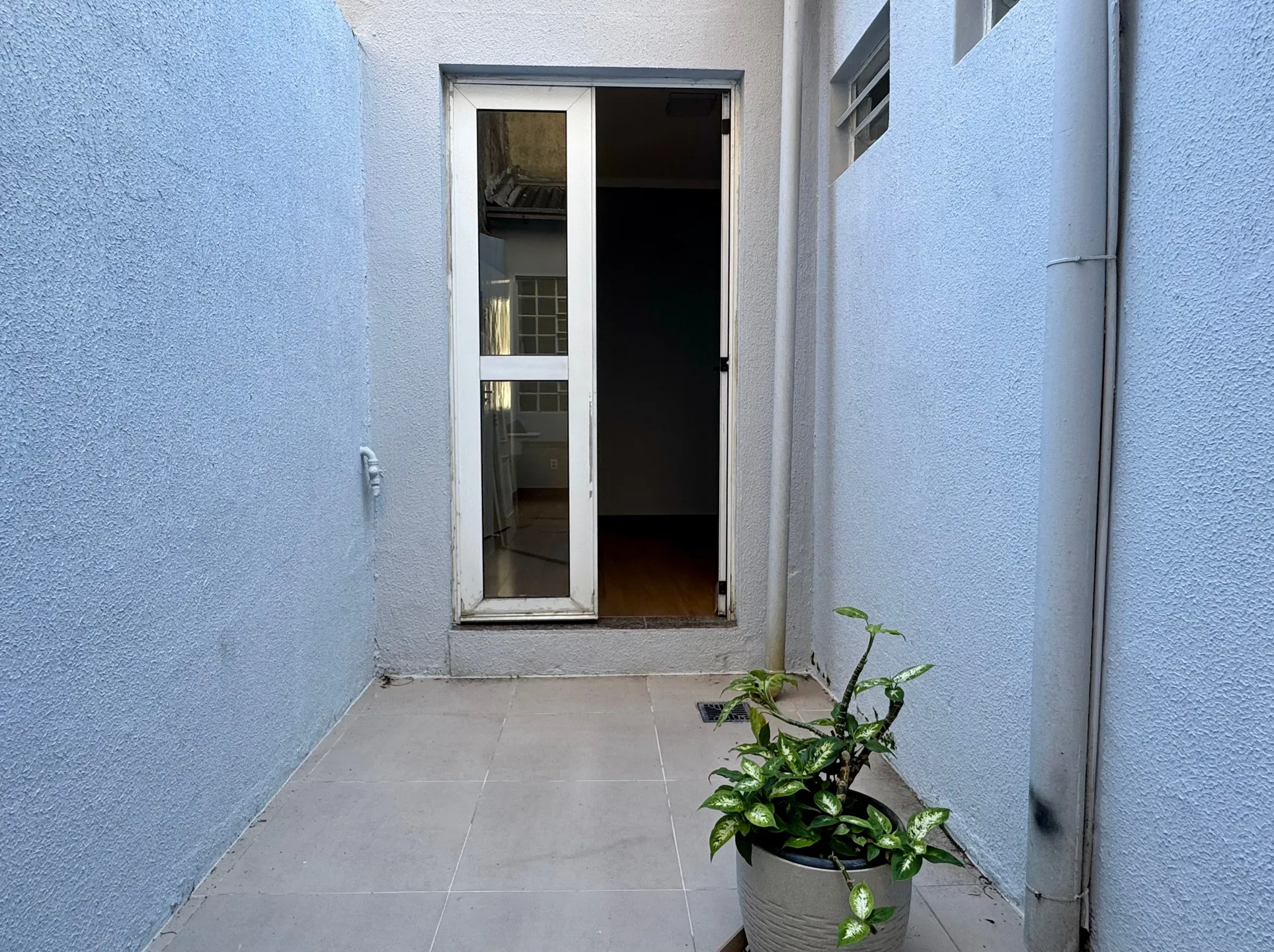 Casa comercial à venda no centro de Pelotas - 96 m², 5 salas amplas, jardim de inverno e piso laminado. - 23