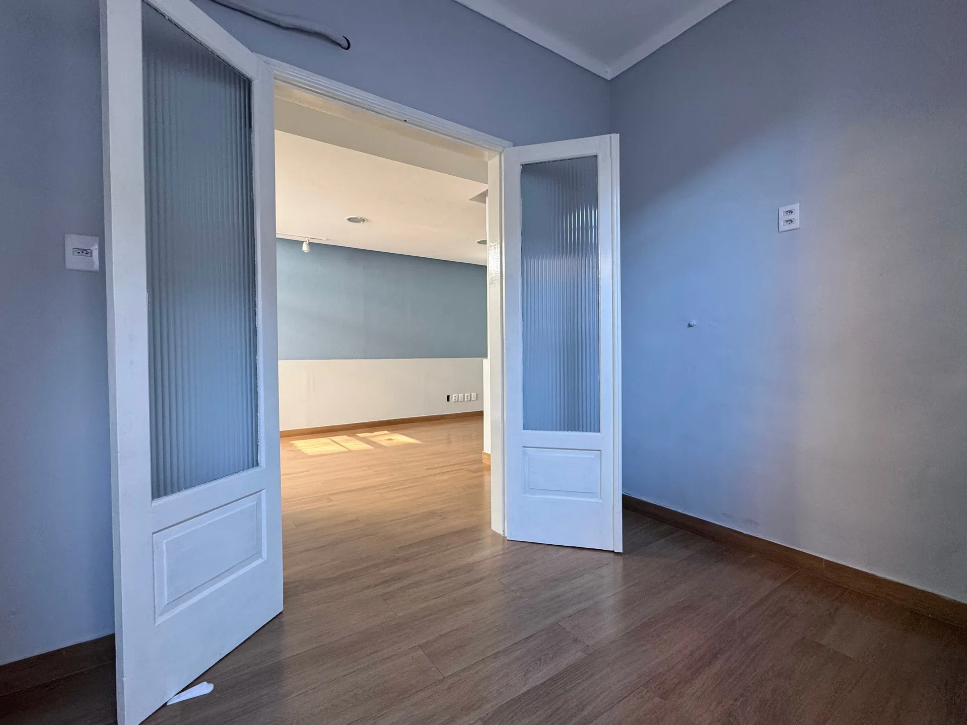 Casa comercial à venda no centro de Pelotas - 96 m², 5 salas amplas, jardim de inverno e piso laminado. - 9