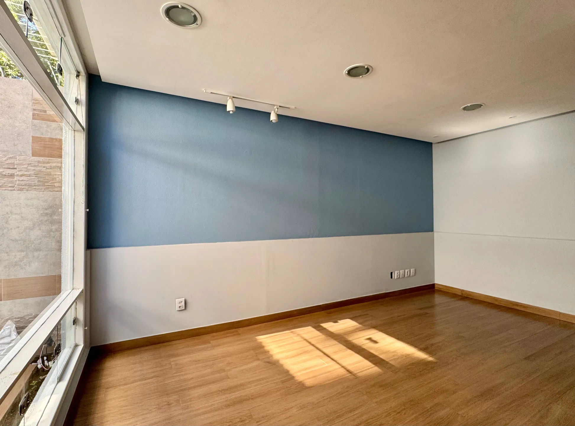 Casa comercial à venda no centro de Pelotas - 96 m², 5 salas amplas, jardim de inverno e piso laminado. - 10