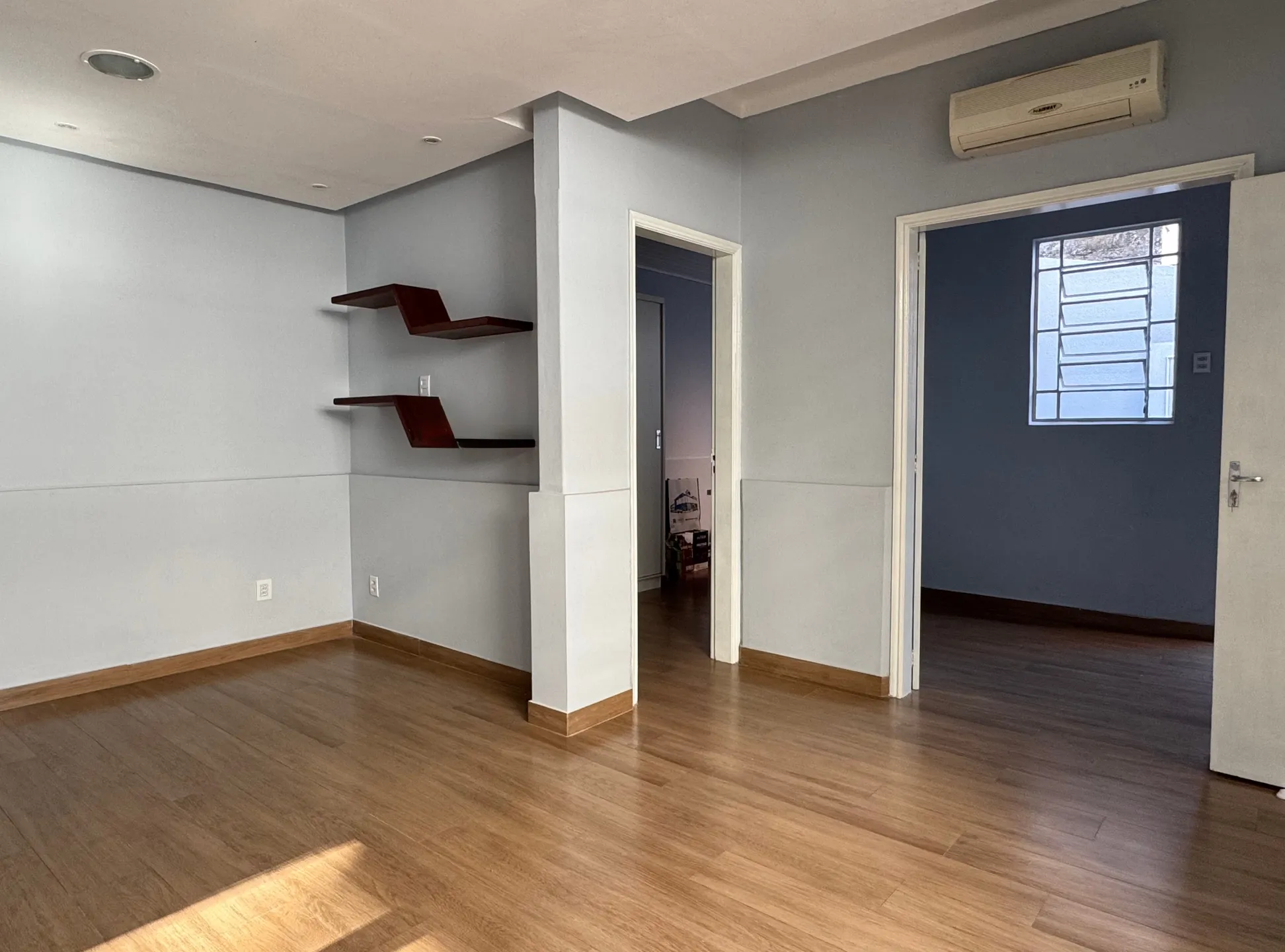 Casa comercial à venda no centro de Pelotas - 96 m², 5 salas amplas, jardim de inverno e piso laminado. - 13