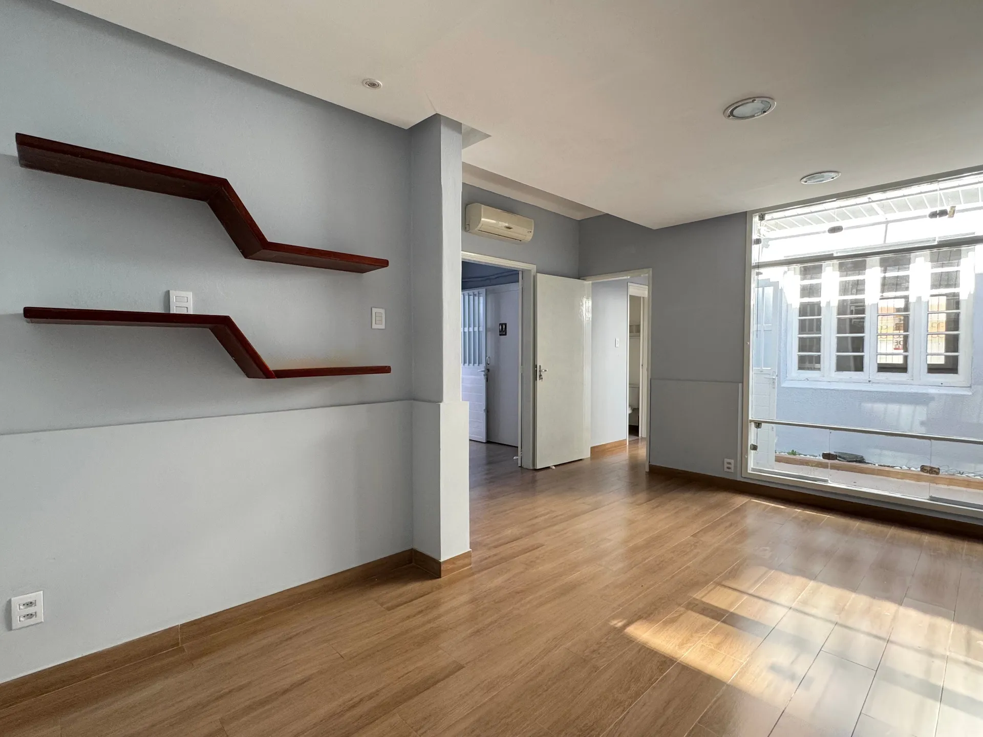 Casa comercial à venda no centro de Pelotas - 96 m², 5 salas amplas, jardim de inverno e piso laminado. - 11