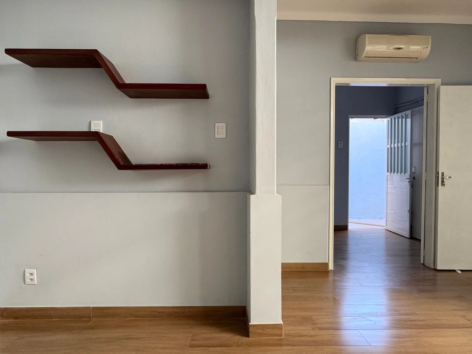 Casa comercial à venda no centro de Pelotas - 96 m², 5 salas amplas, jardim de inverno e piso laminado. - 12
