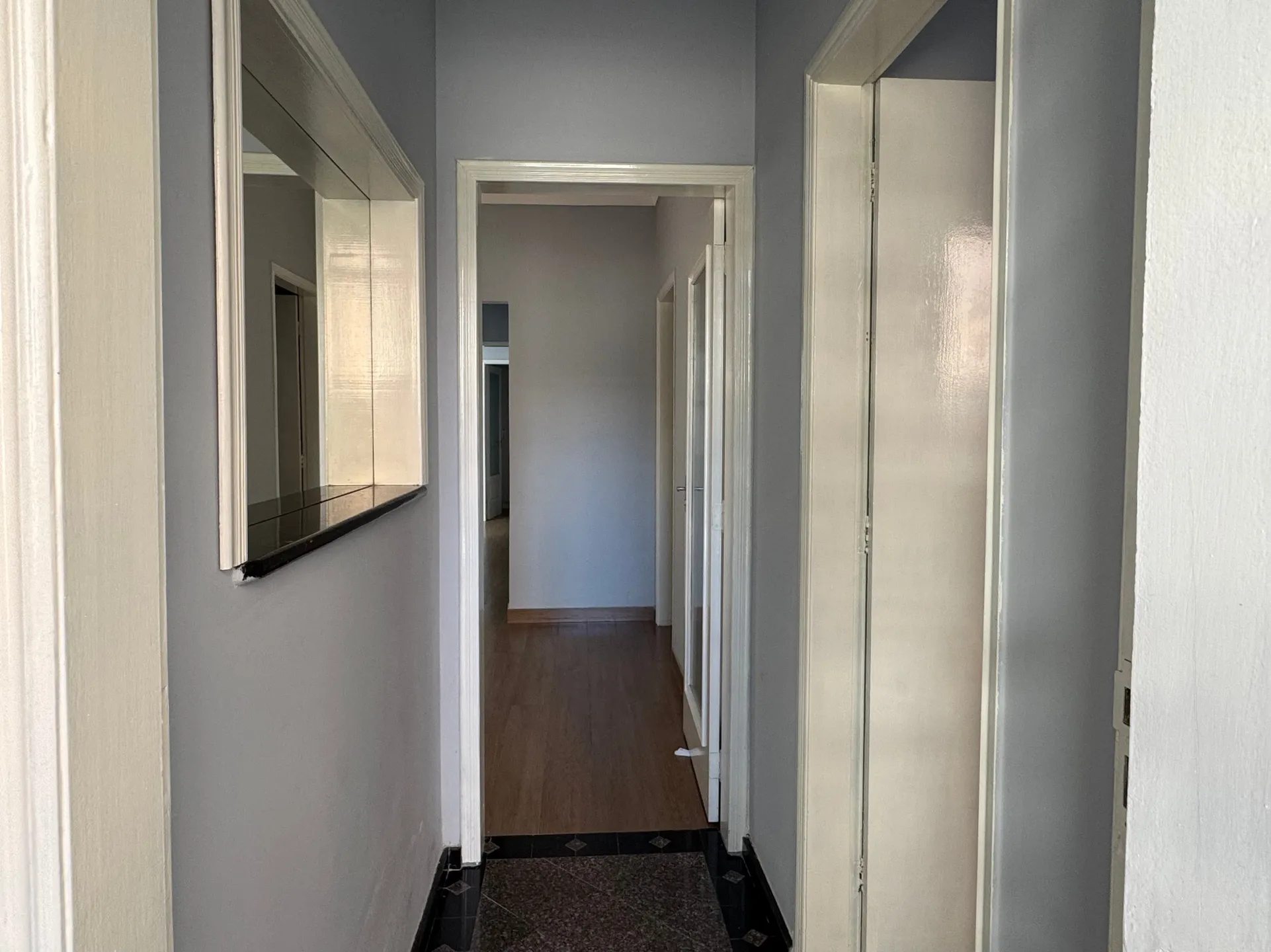 Casa comercial à venda no centro de Pelotas - 96 m², 5 salas amplas, jardim de inverno e piso laminado. - 18