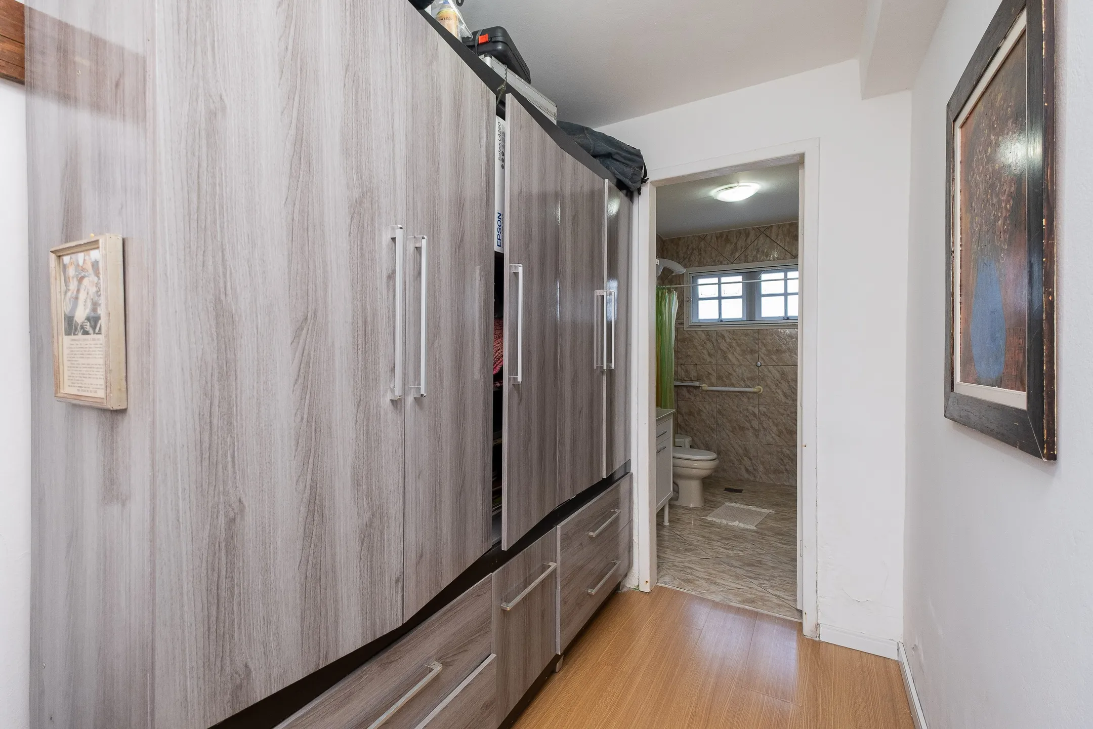 Casa à venda no Umuarama, Pelotas - 361 m², 4 quartos (sendo 2 suítes), móveis de alto padrão e amplo pátio com piscina. - 10