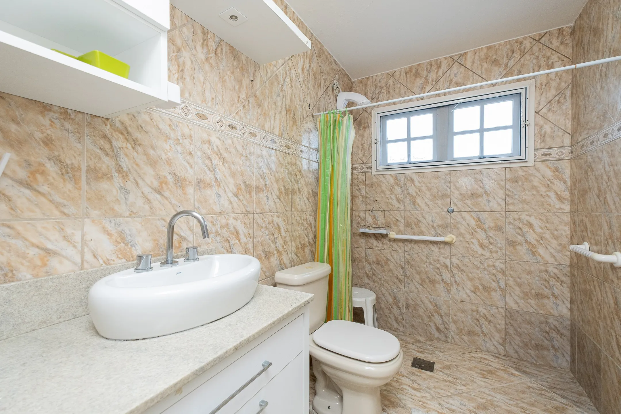 Casa à venda no Umuarama, Pelotas - 361 m², 4 quartos (sendo 2 suítes), móveis de alto padrão e amplo pátio com piscina. - 11